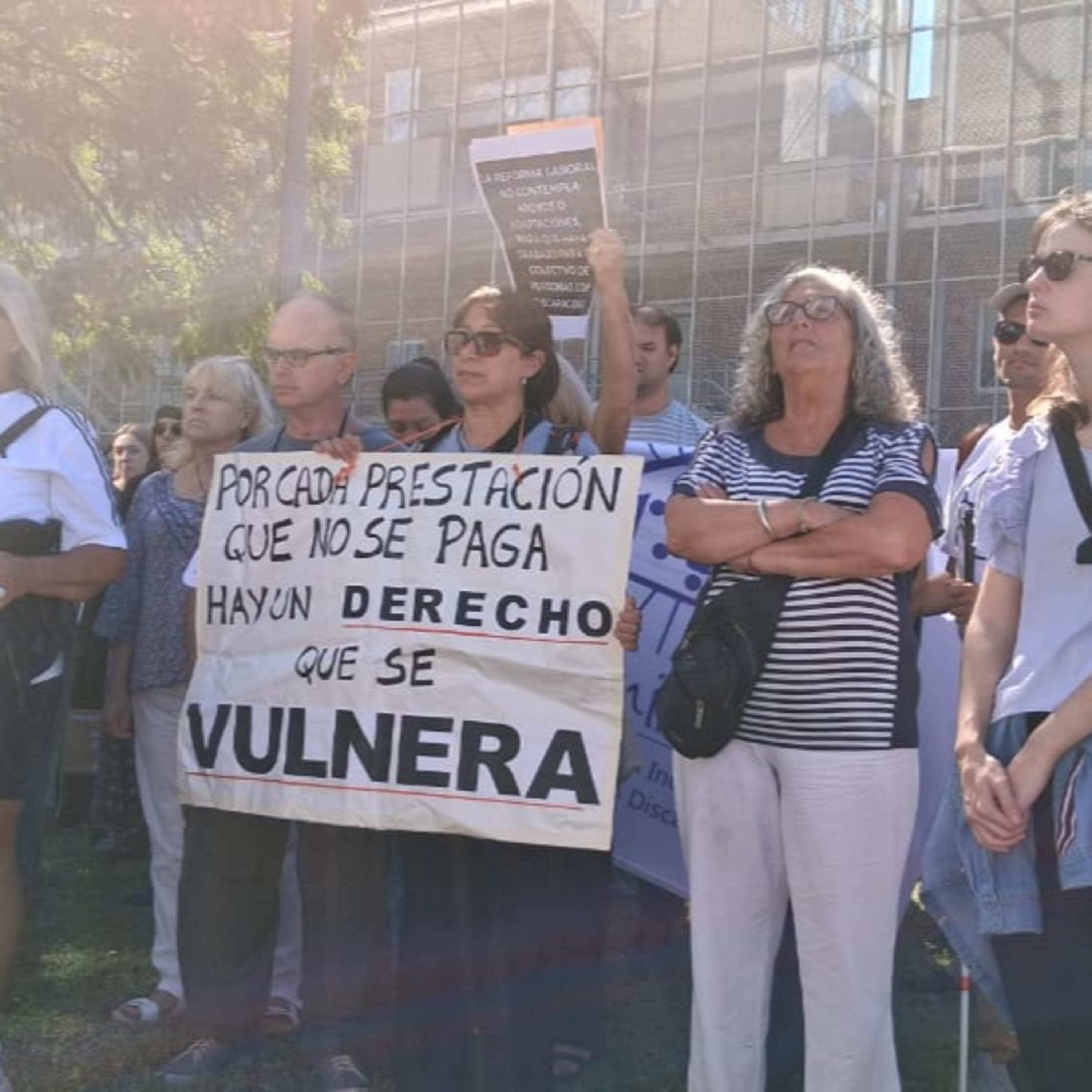 Crisis en discapacidad: trabajadores y familias protestaron por el cierre del centro "Un Mundo Especial" episode artwork