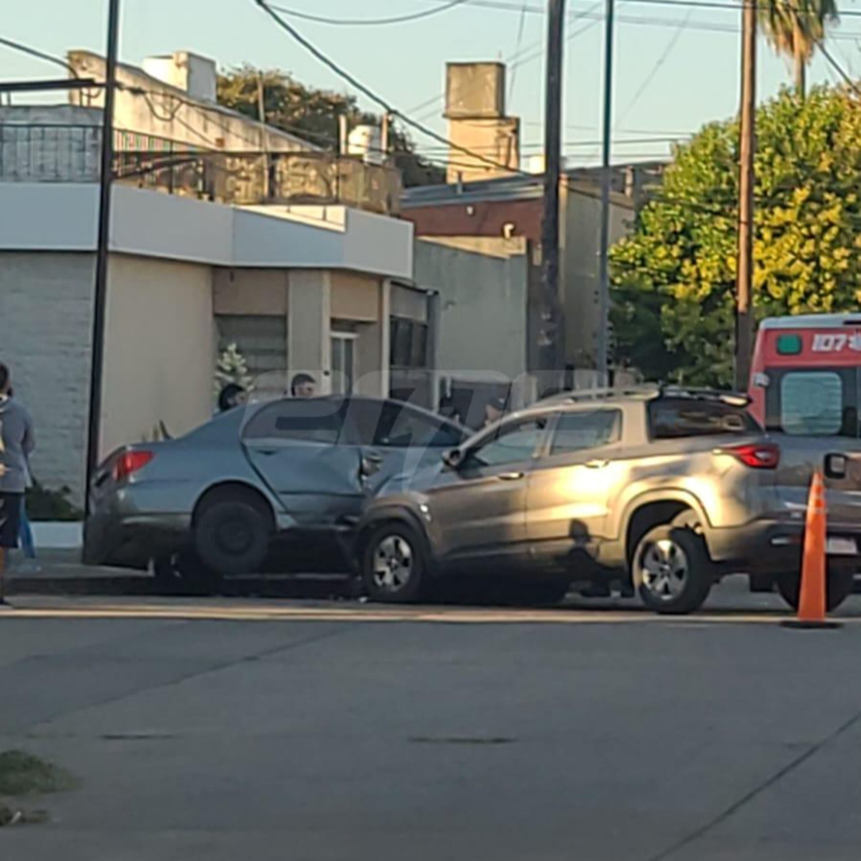 Choque en barrio Guadalupe: un auto quedó "montado" tras colisionar con una camioneta episode artwork