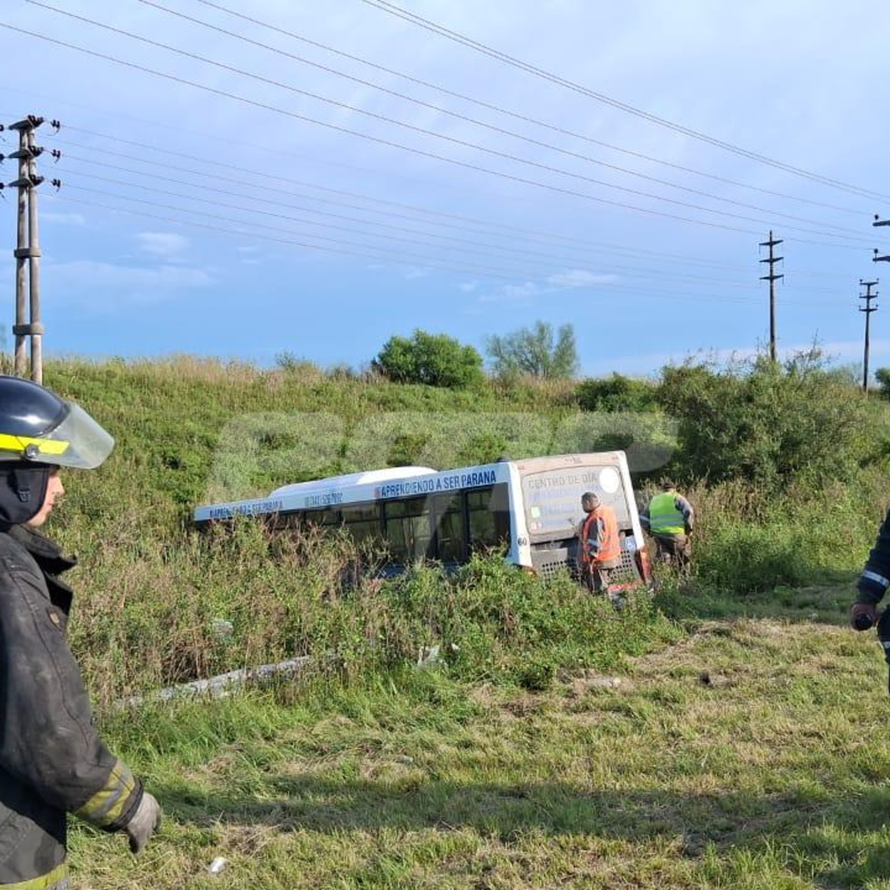 Impactante despiste en Circunvalación Oeste: un colectivo cayó al zanjón y dejó heridos episode artwork