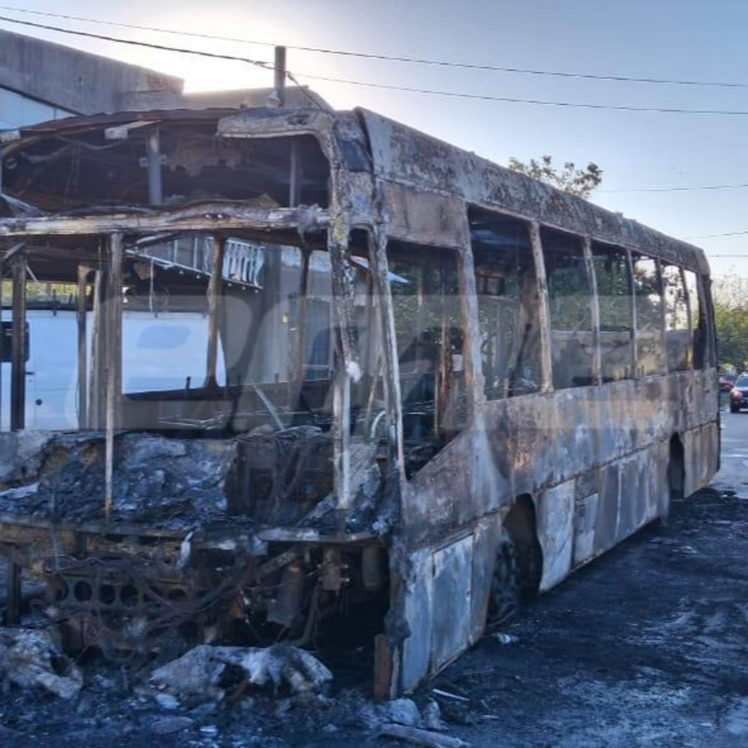 Se prendió fuego un colectivo con pasajeros a bordo en barrio Punta Norte episode artwork