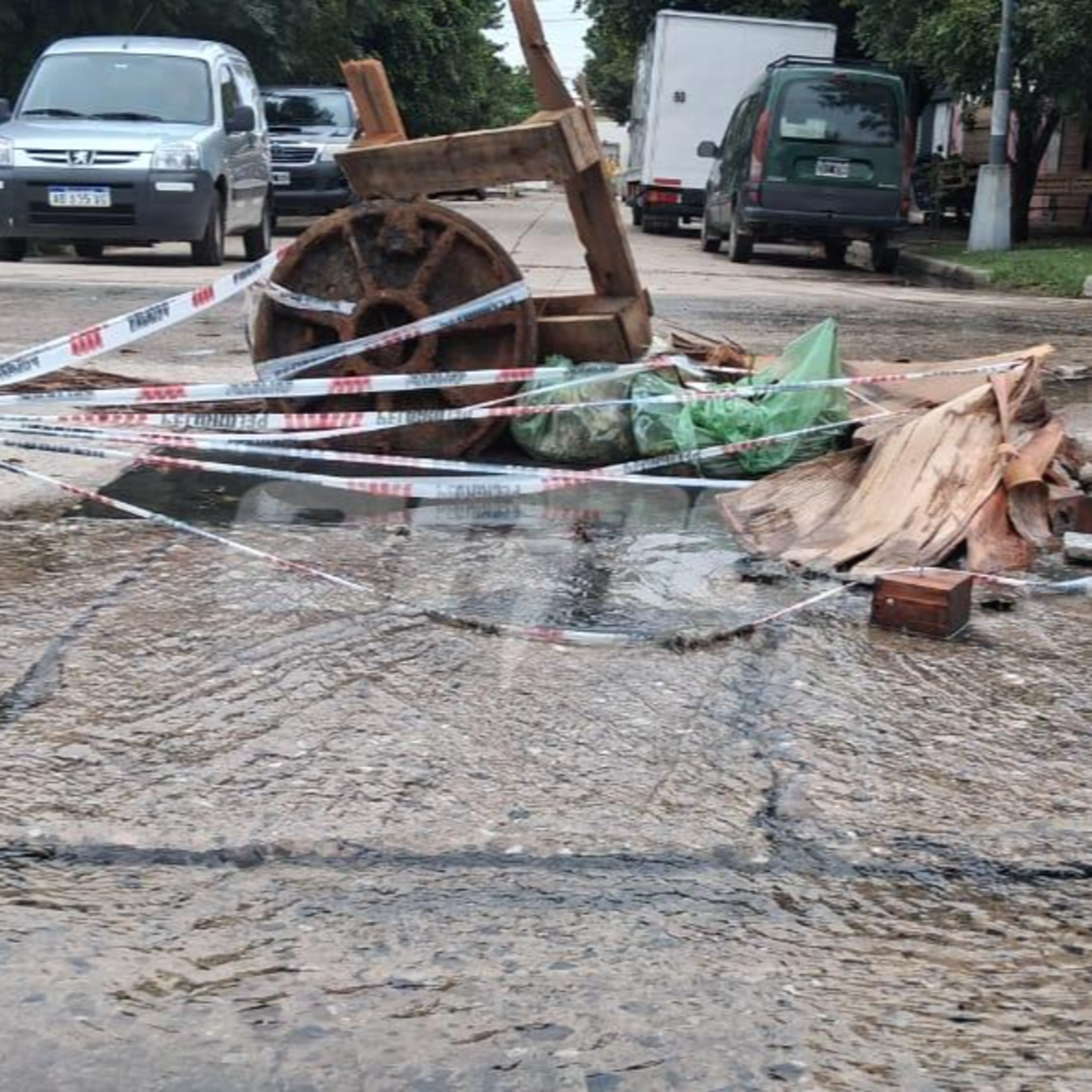 Barrio San Lorenzo: reclaman una solución urgente por una boca de tormenta colapsada episode artwork
