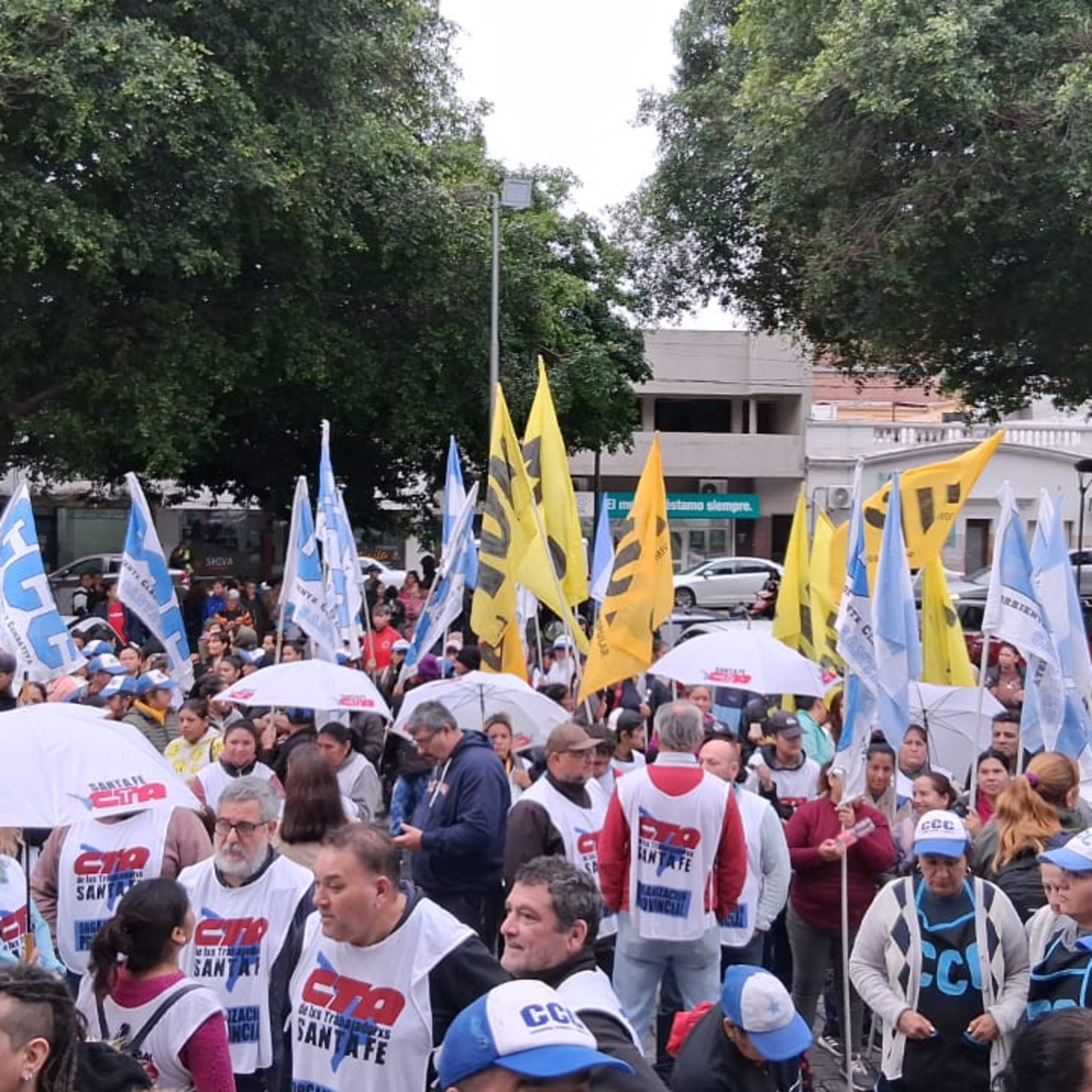 Multitudinaria protesta frente al municipio por la baja del programa “Volver al Trabajo” episode artwork
