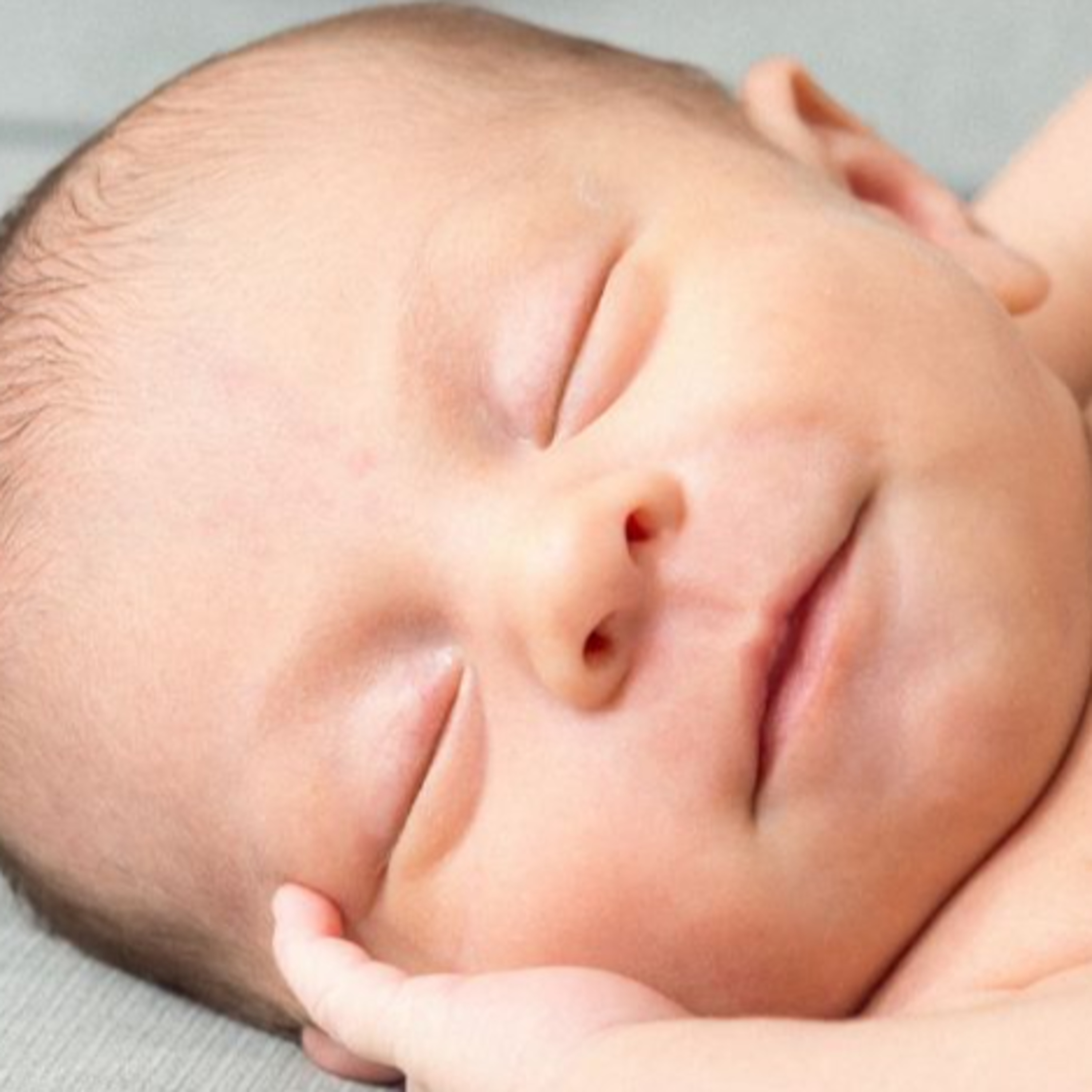 Bé Ngủ Đêm Kém: Có Nên Cho Ngủ Bù Sáng Hôm Sau Hay Gọi Dậy Đúng Giờ?