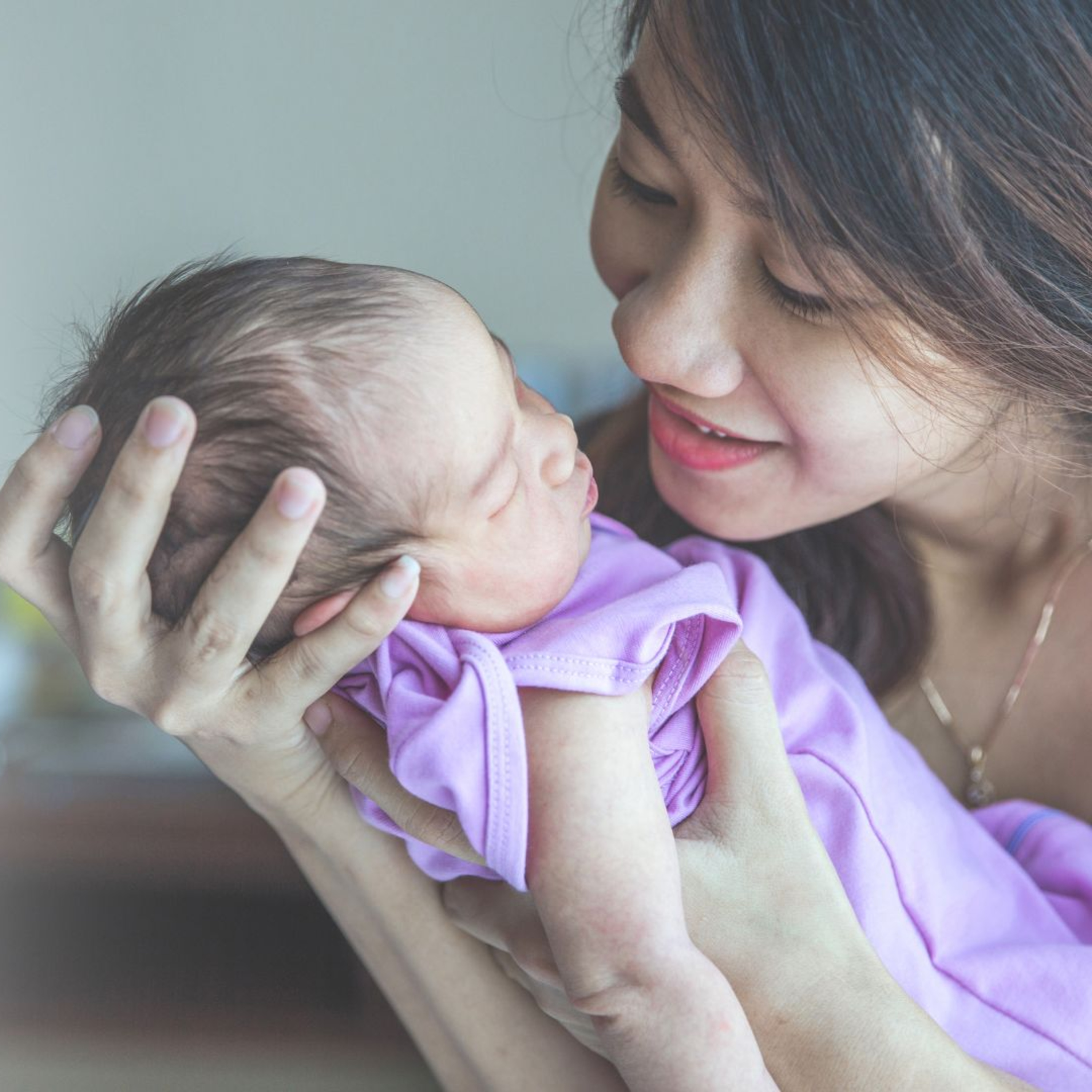 Nên Đánh Thức Bé Dậy Hay Để Con Ngủ "Thật Đã"? (Quy Tắc Vàng Cho Ngày & Đêm)