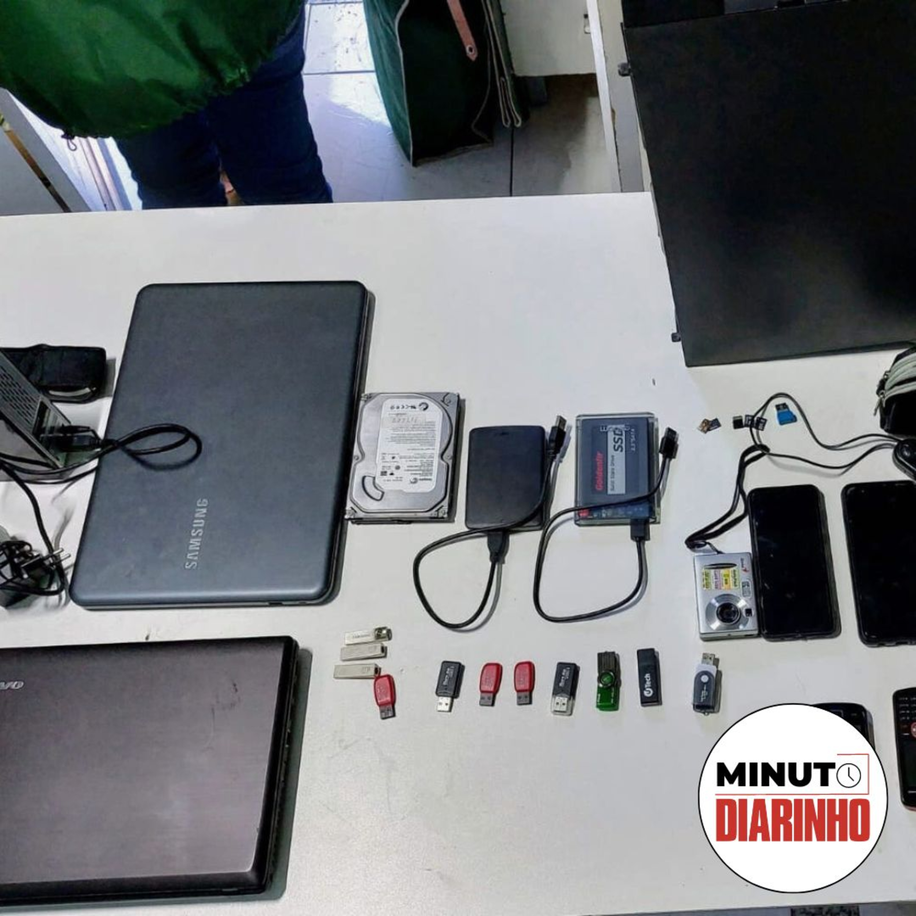 Suspeito de estupro e pornografia infantil é preso, motociclista cai após derrapar em areia e mais episode artwork