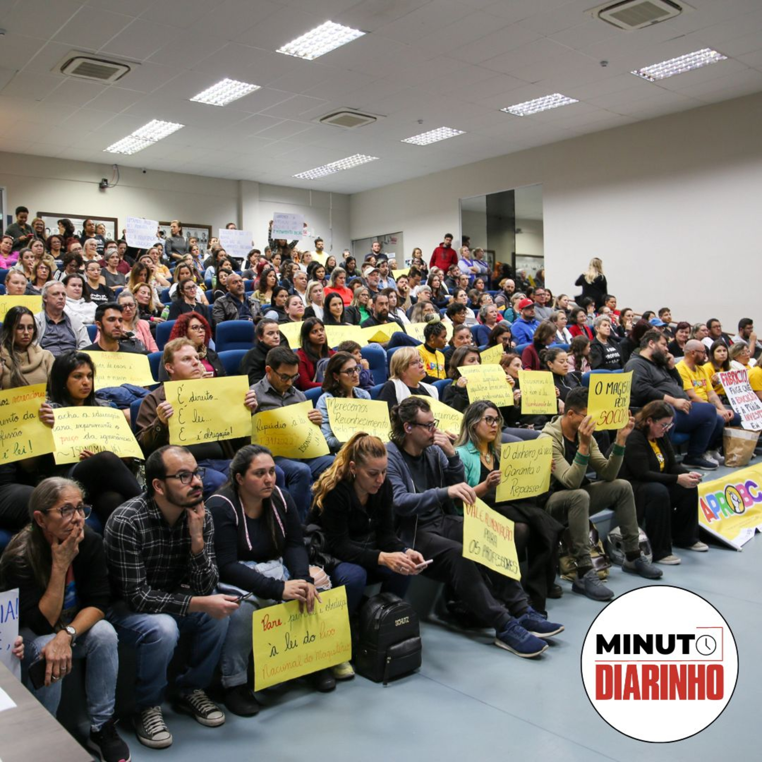 Audiência em BC é marcado por protestos, carro invade loja novinha e mais episode artwork