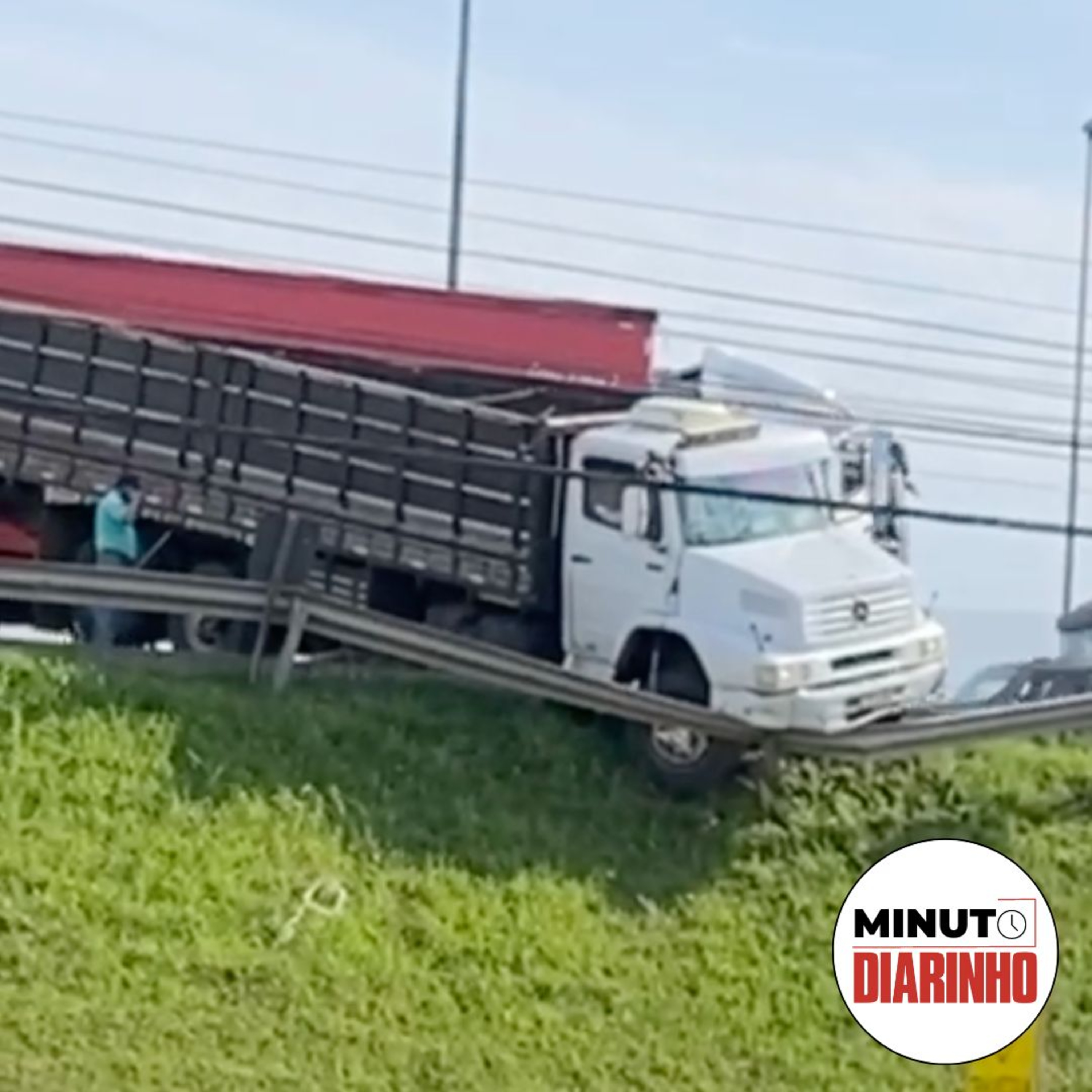 Caminhão incendia na BR 101, carreta carregada tomba na 470 e mais  episode artwork