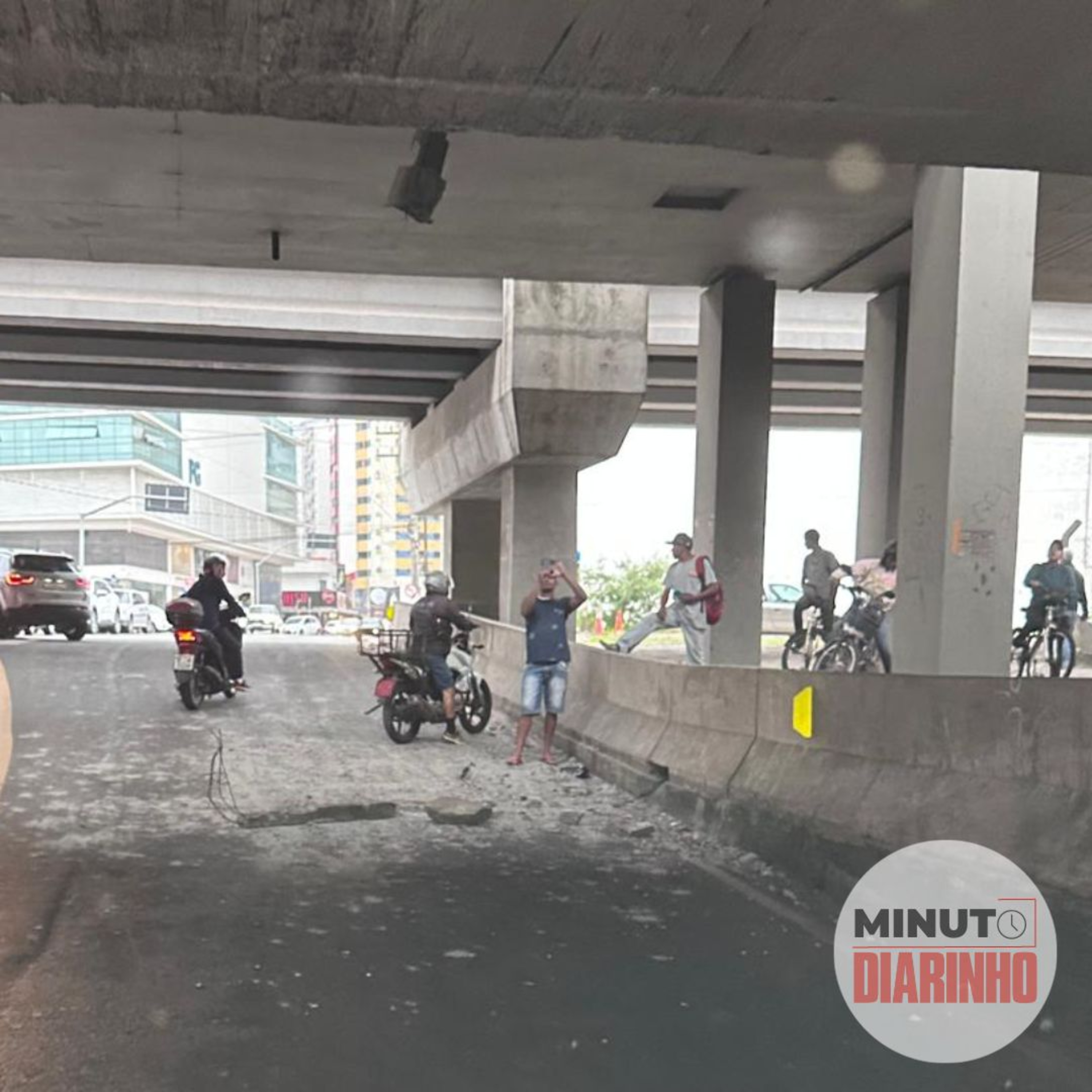 Peças de carro caem de viaduto após acidente, MMS Empreendimentos fez a melhor proposta para o porto e mais  episode artwork