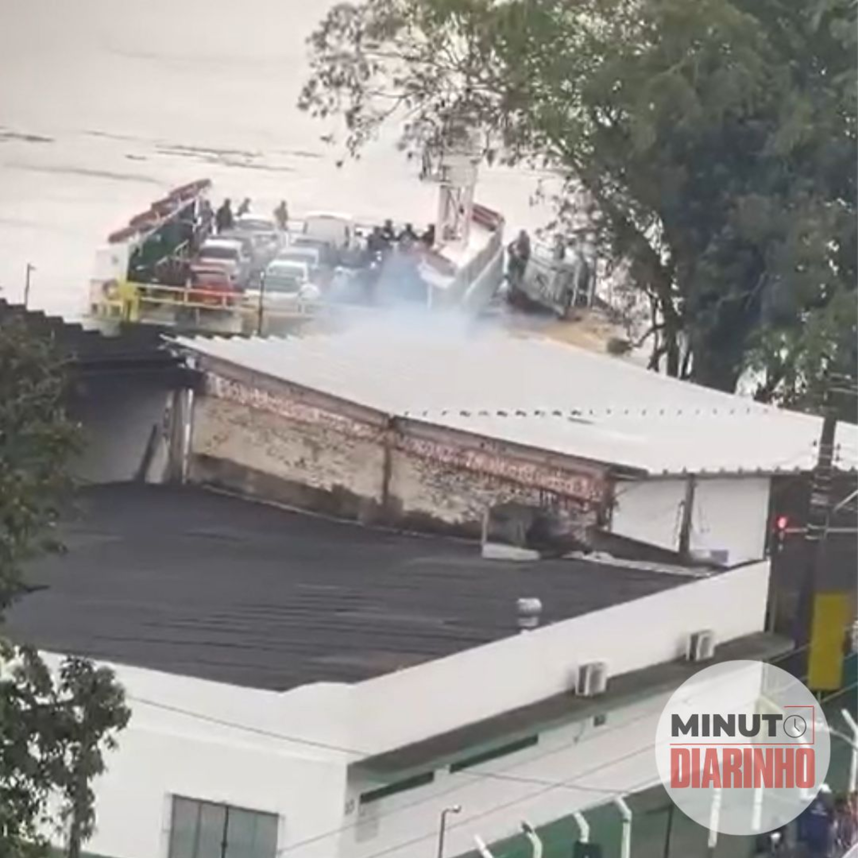 Balsinha é arrastada pela correnteza, rio Itajaí-Açu pode chegar a 12 metros e mais episode artwork