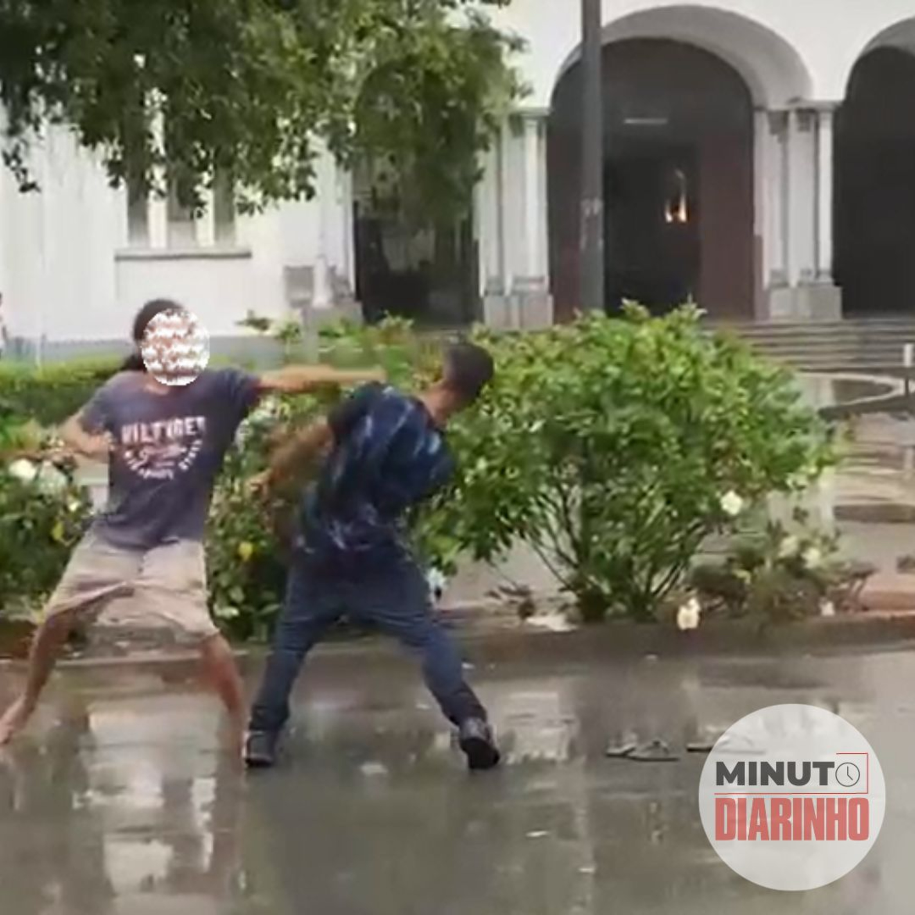 Moradores de rua fazem “UFC peixeiro” em frente à igreja matriz de Itajaí episode artwork