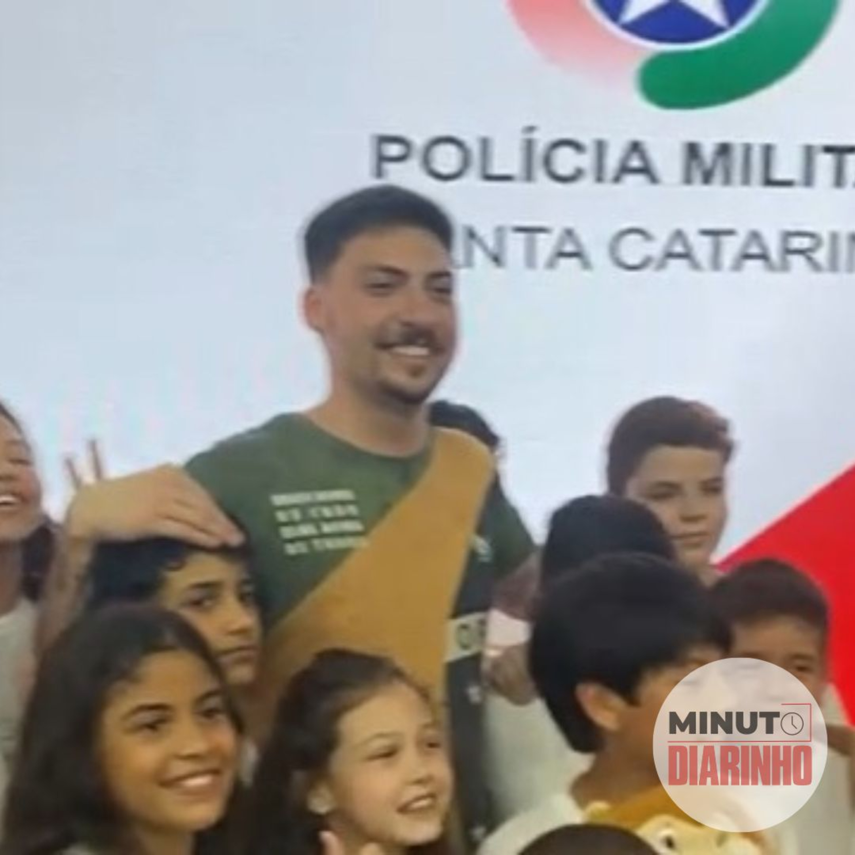 O filho “zero quatro” de Bolsonaro foi a sensação em evento da Polícia Militar em Camboriú. episode artwork