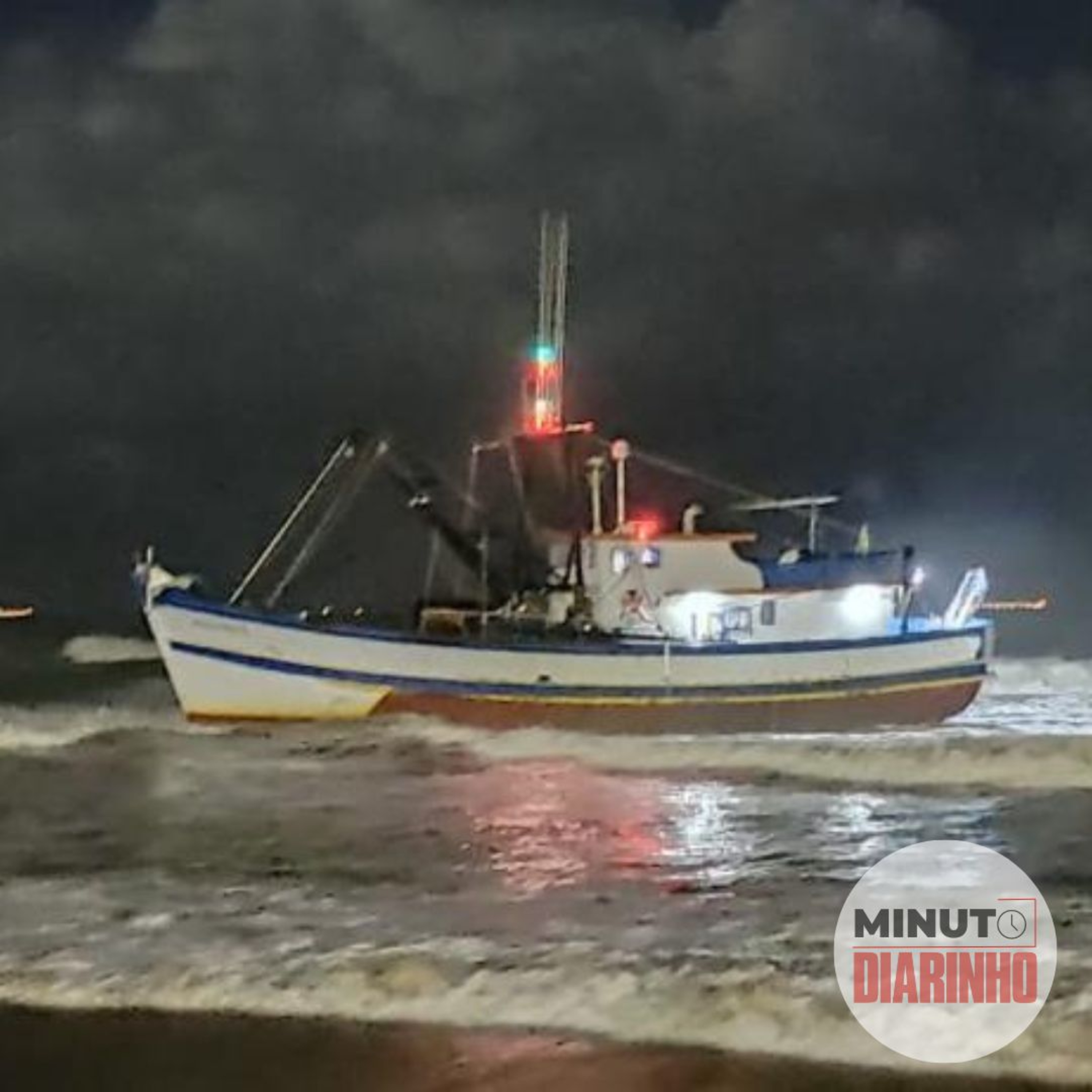 Barco com 15 toneladas de pescado encalha na praia de Navegantes episode artwork