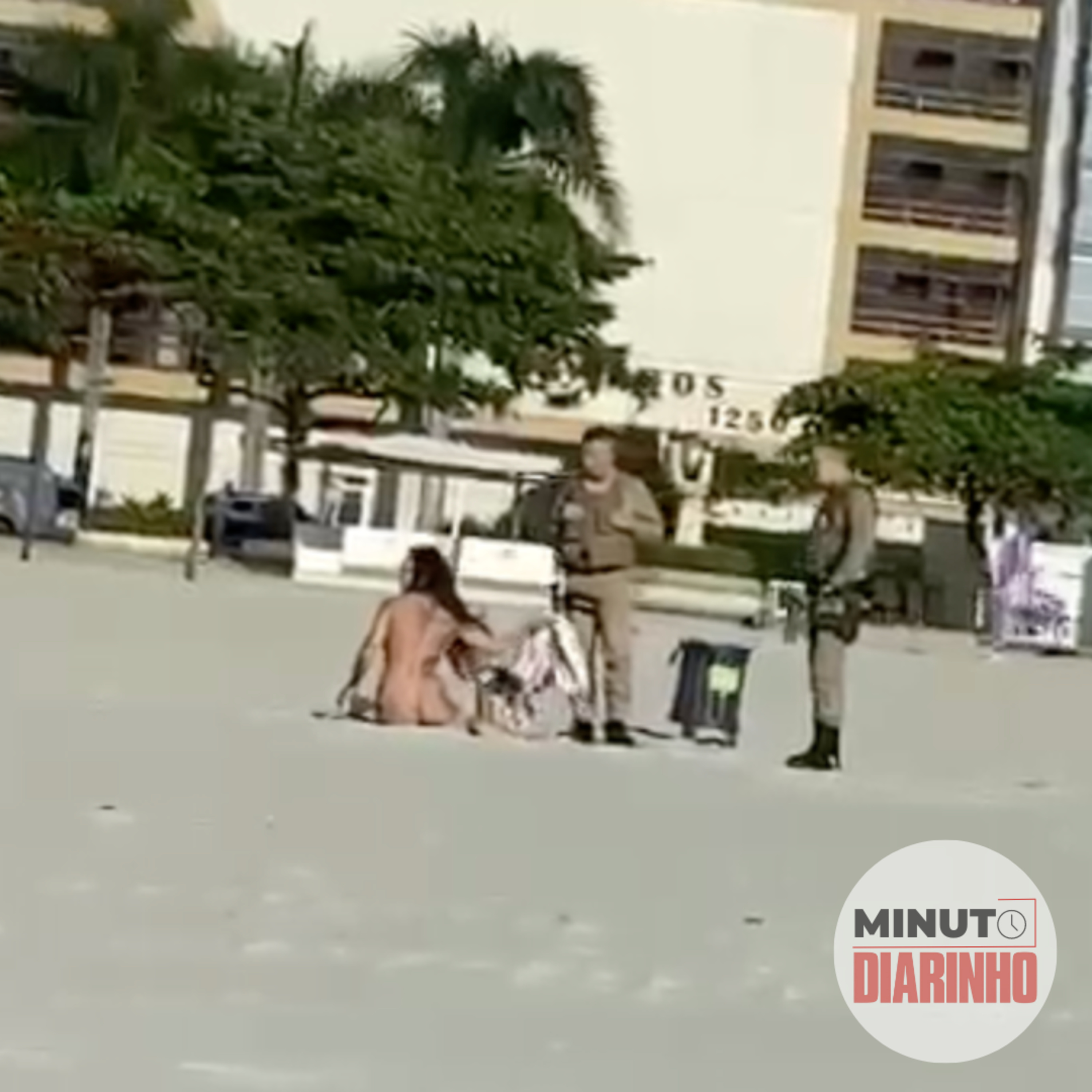 Mulher é flagrada tomando sol peladona na praia central de BC episode artwork
