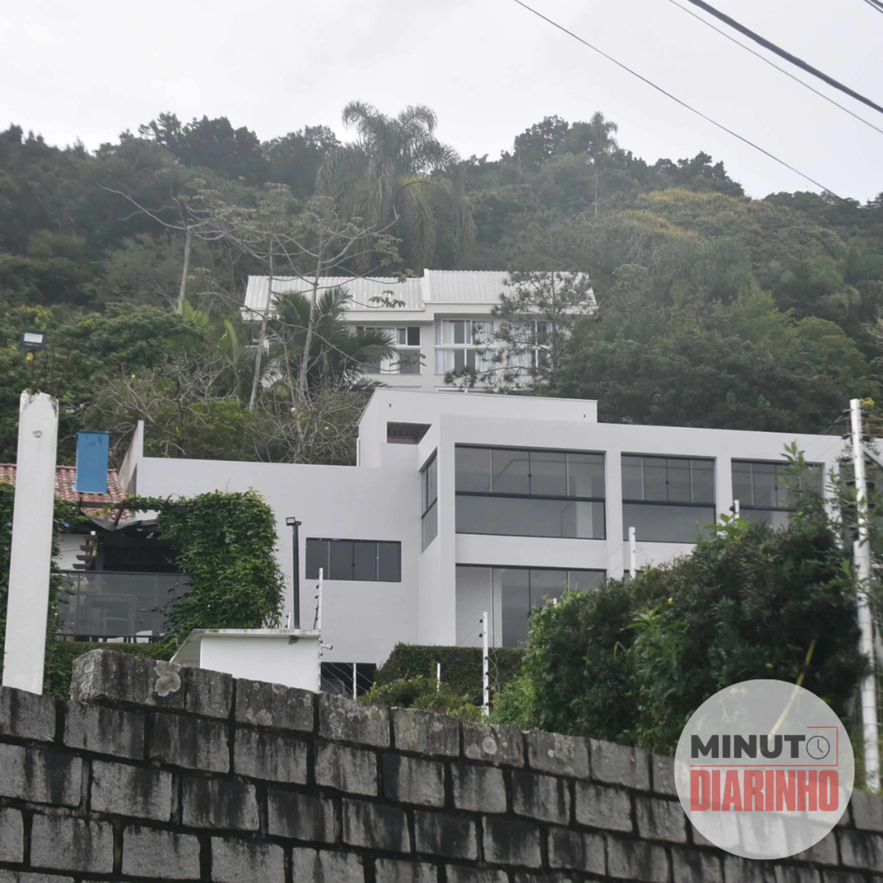 Terreno com duas casas em Cabeçudas vai a leilão por R$ 10 milhões  episode artwork