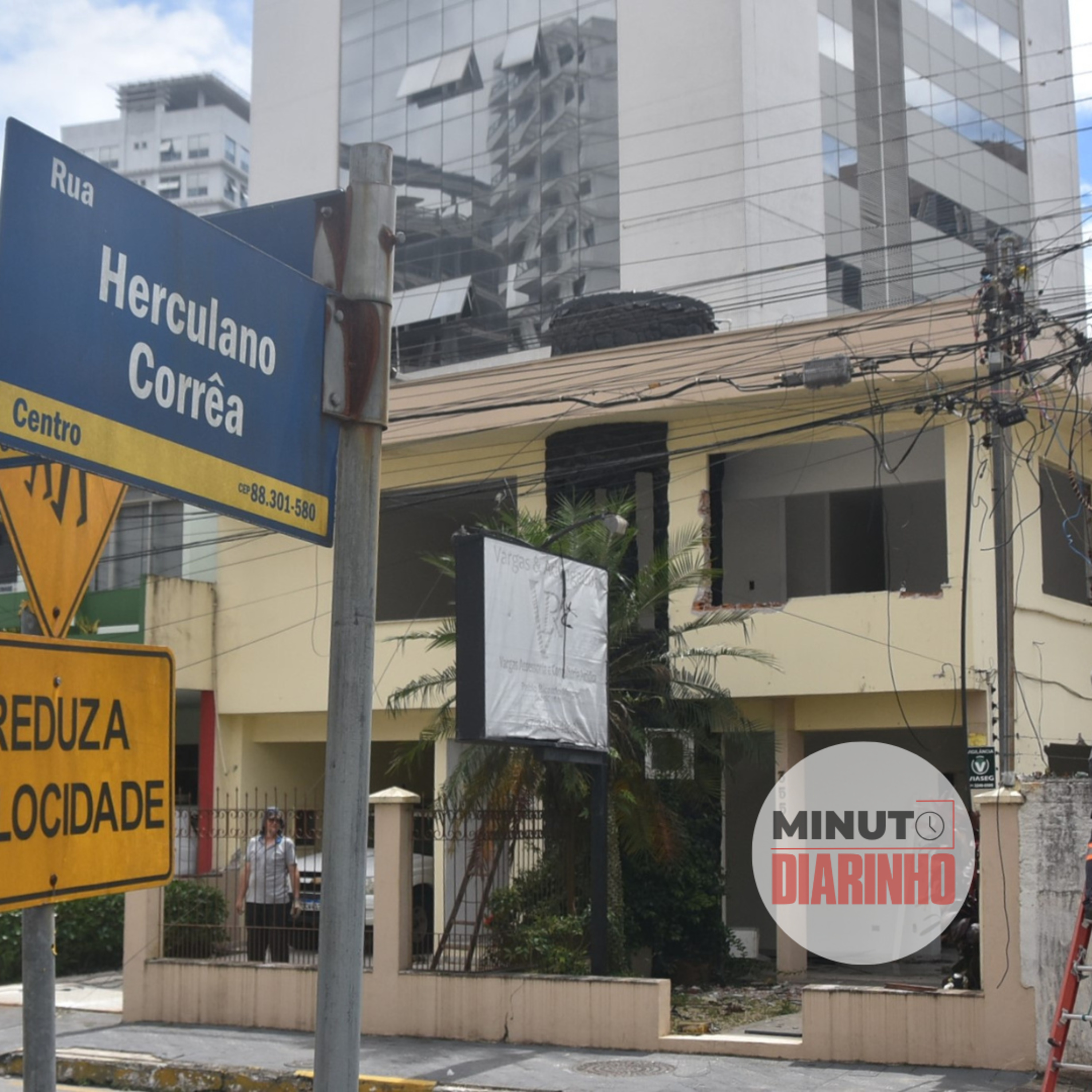 Prefeitura vai demolir casas entre a rua João Bauer e Marcos Konder episode artwork