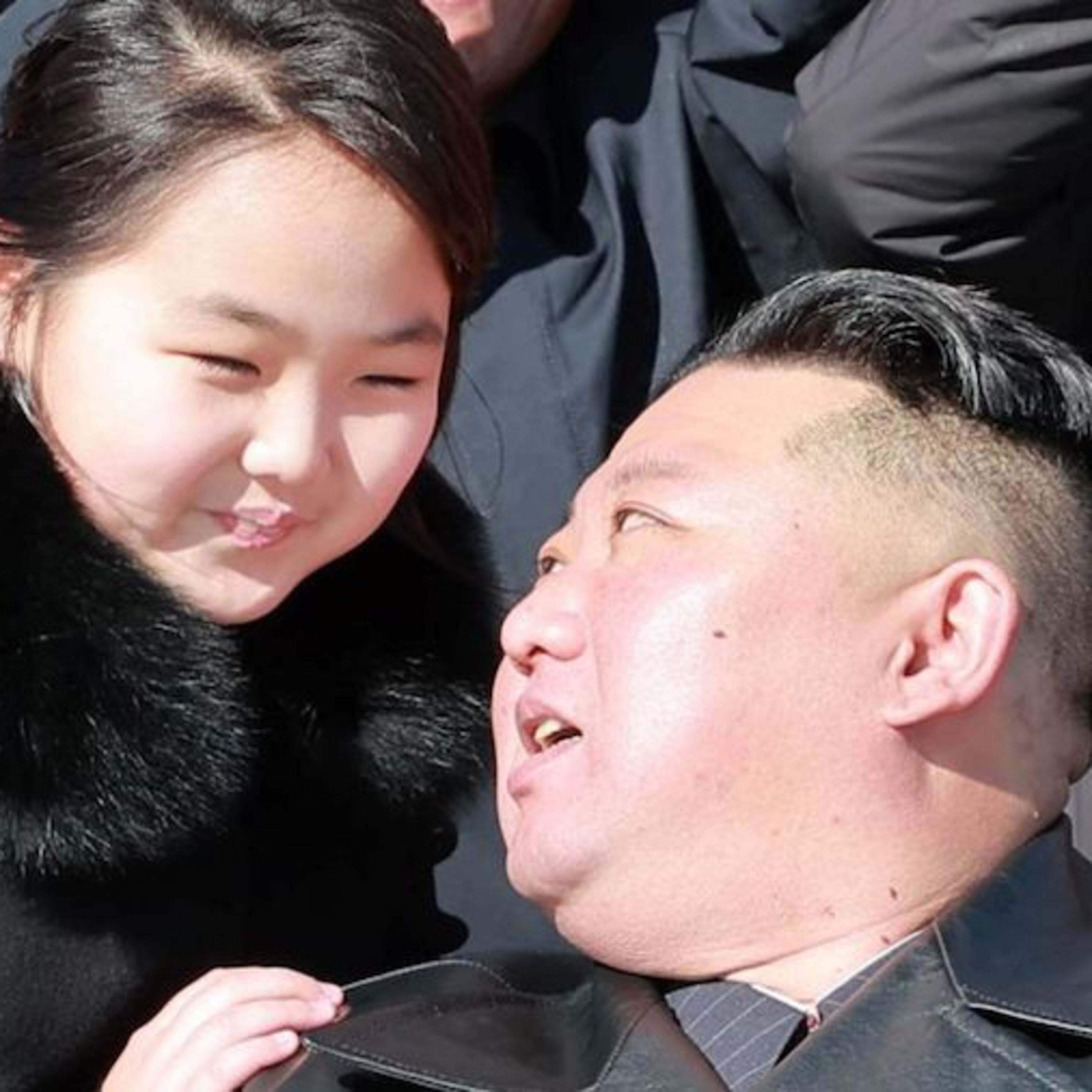 Có phải Kim Jong-un sẽ trao quyền kế vị cho con gái?