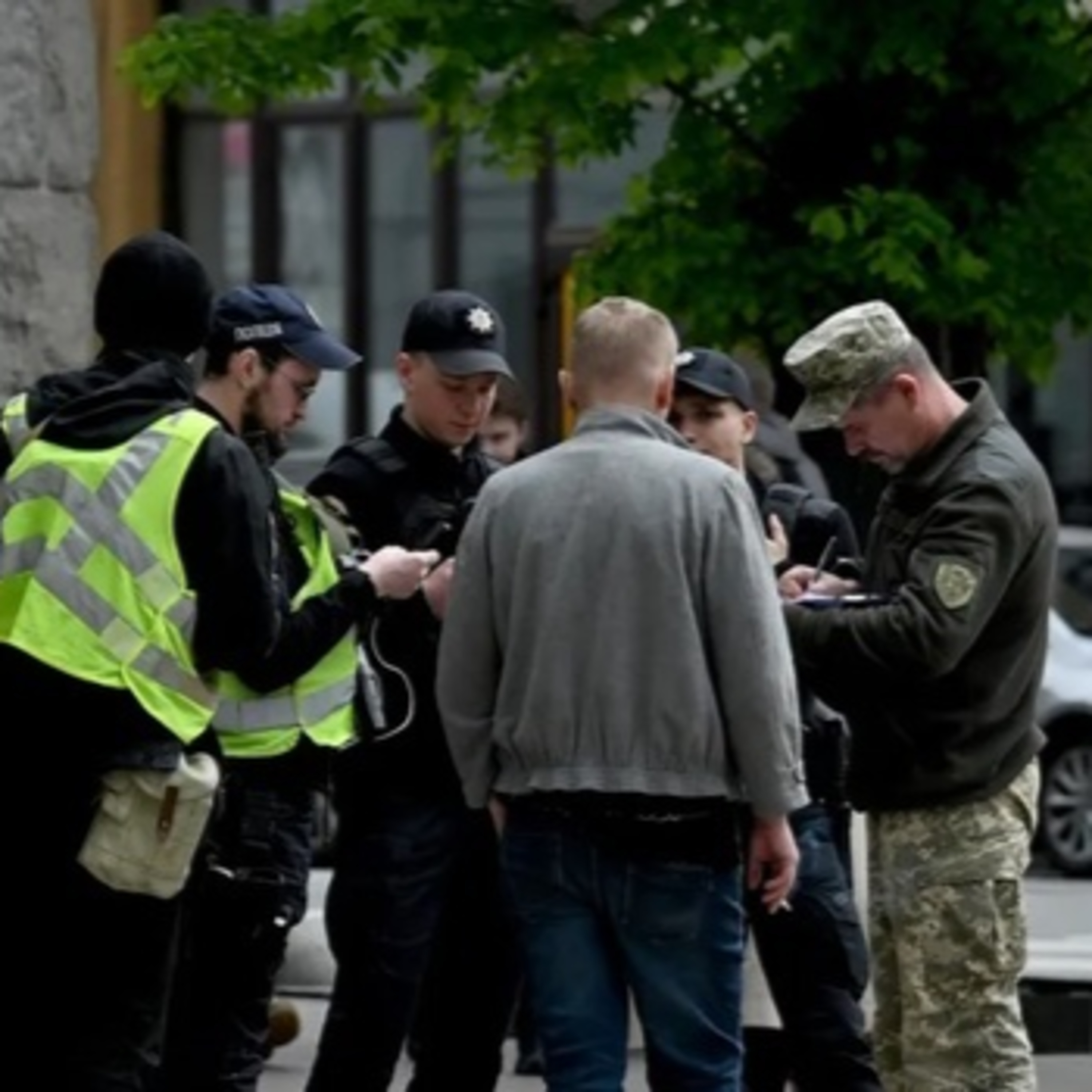 Cưỡng chế nghĩa vụ quân sự đang khiến người Ukraine căng thẳng