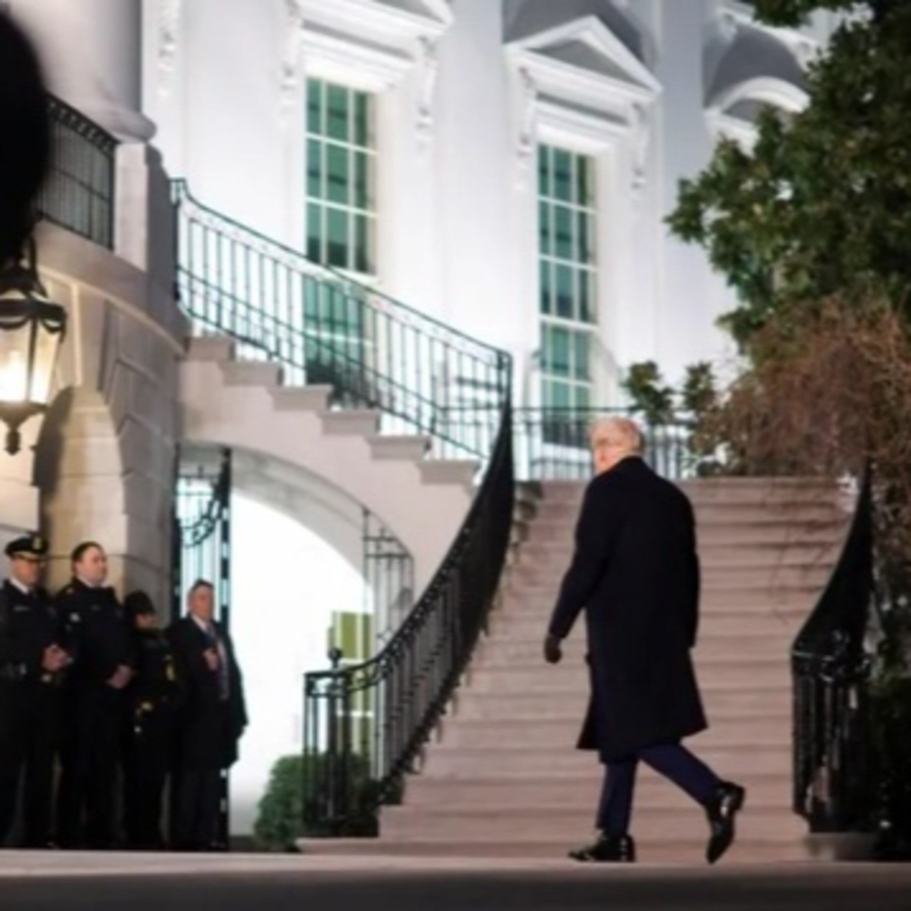 Cái giá của chiến lược chính trị cường quyền của Trump