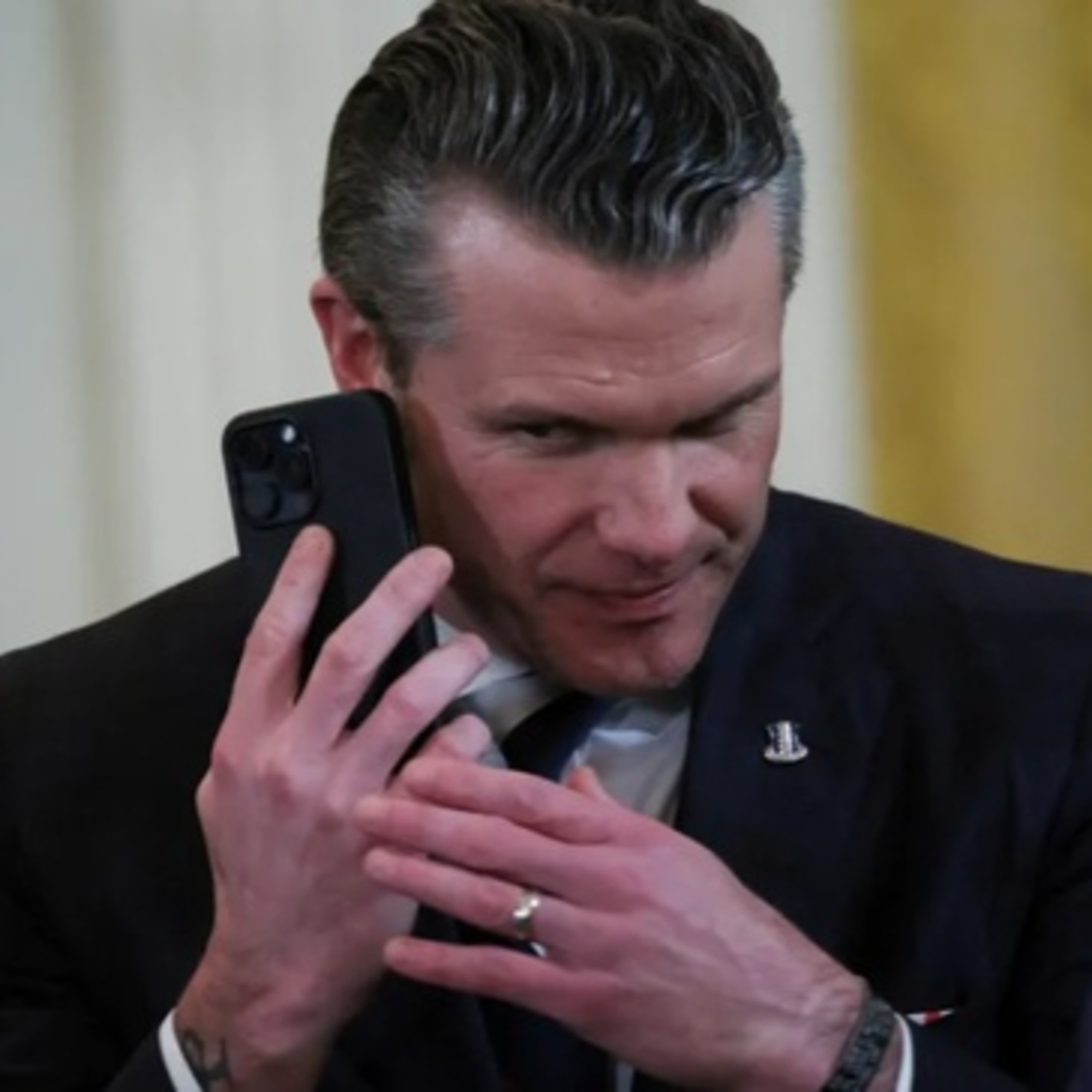 Năm câu hỏi quan trọng về "Signalgate"