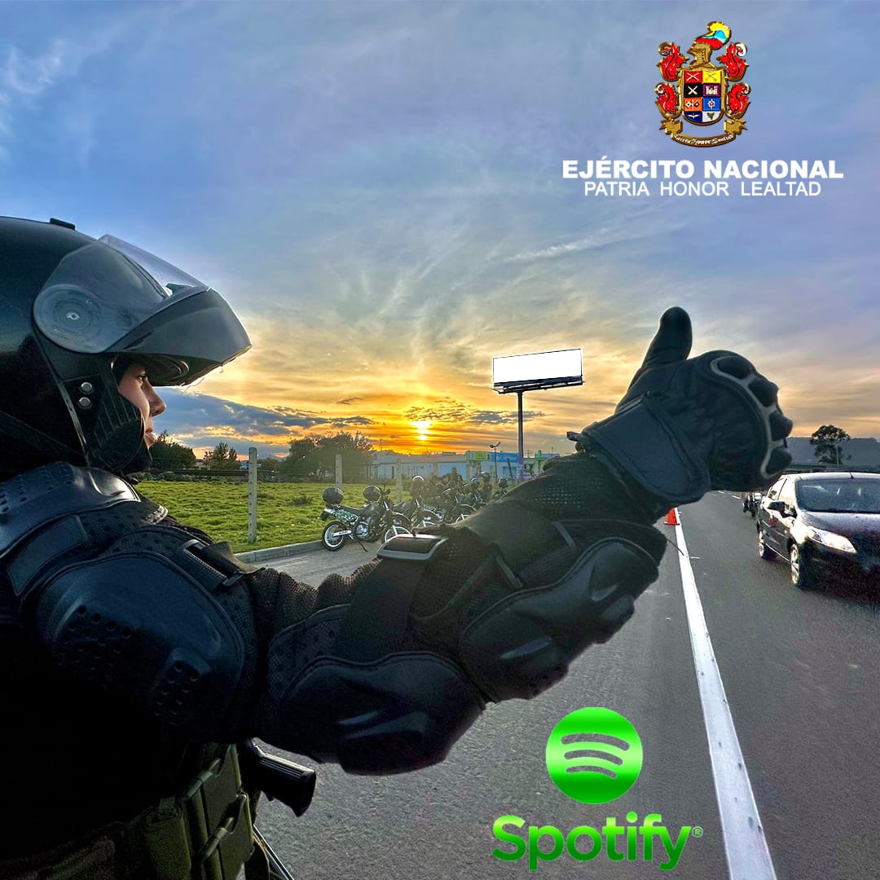 La subteniente Juliana Barrera la primera mujer comandante del escuadrón motorizado, junto a sus soldados, está preparada para acompañar las familias colombianas en las vías principales a la capital.
