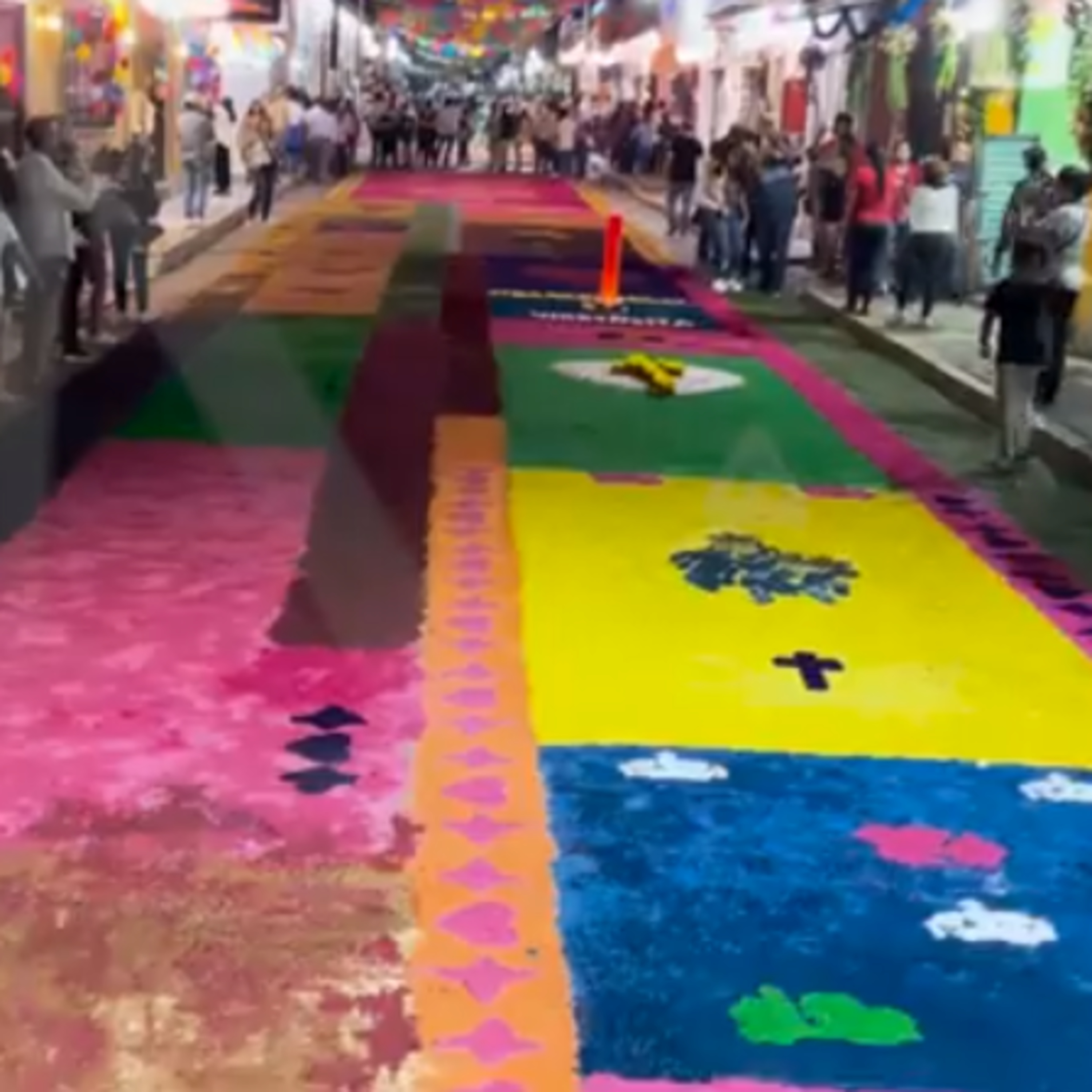 Alistan las alfombras de aserrín en Tuxtla Chico episode artwork