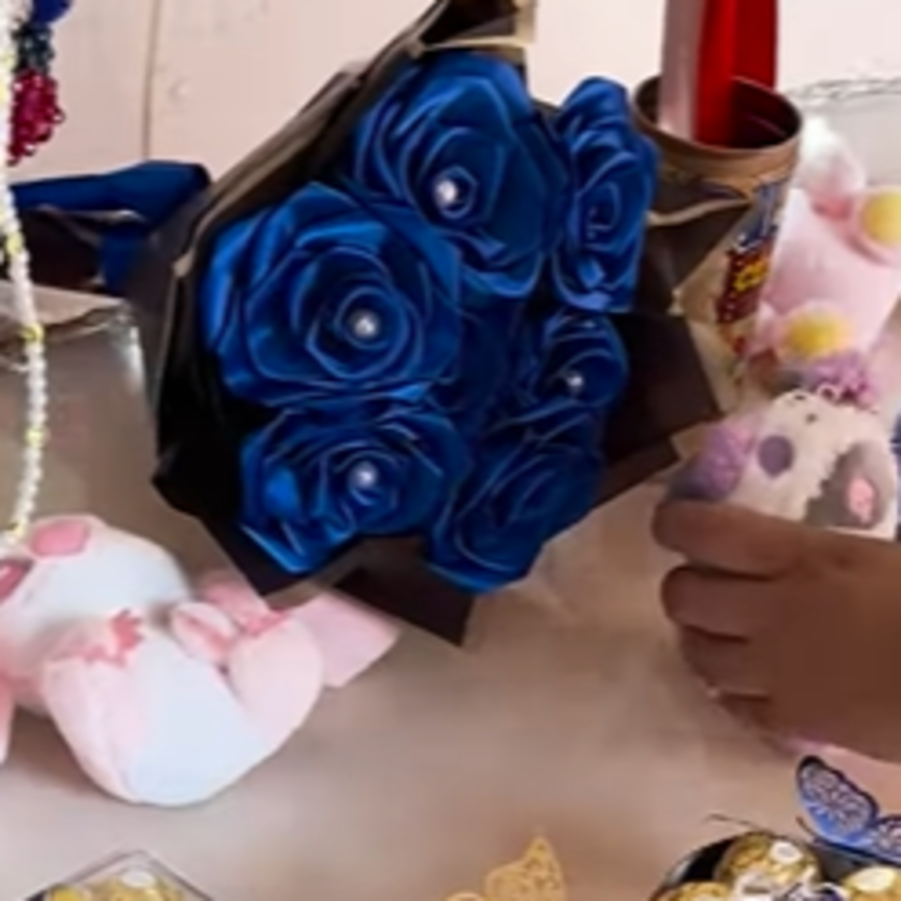 Rosas eternas, la moda de regalar flores episode artwork