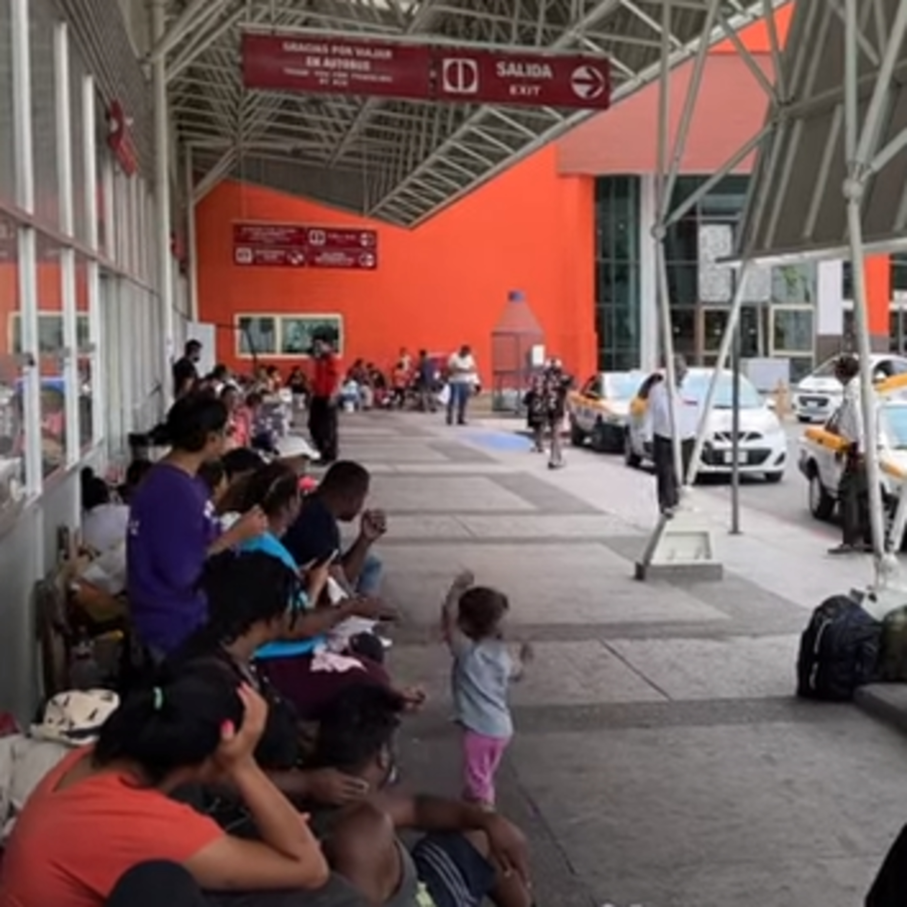 Con hambre y calor, migrantes esperan en Tuxtla episode artwork