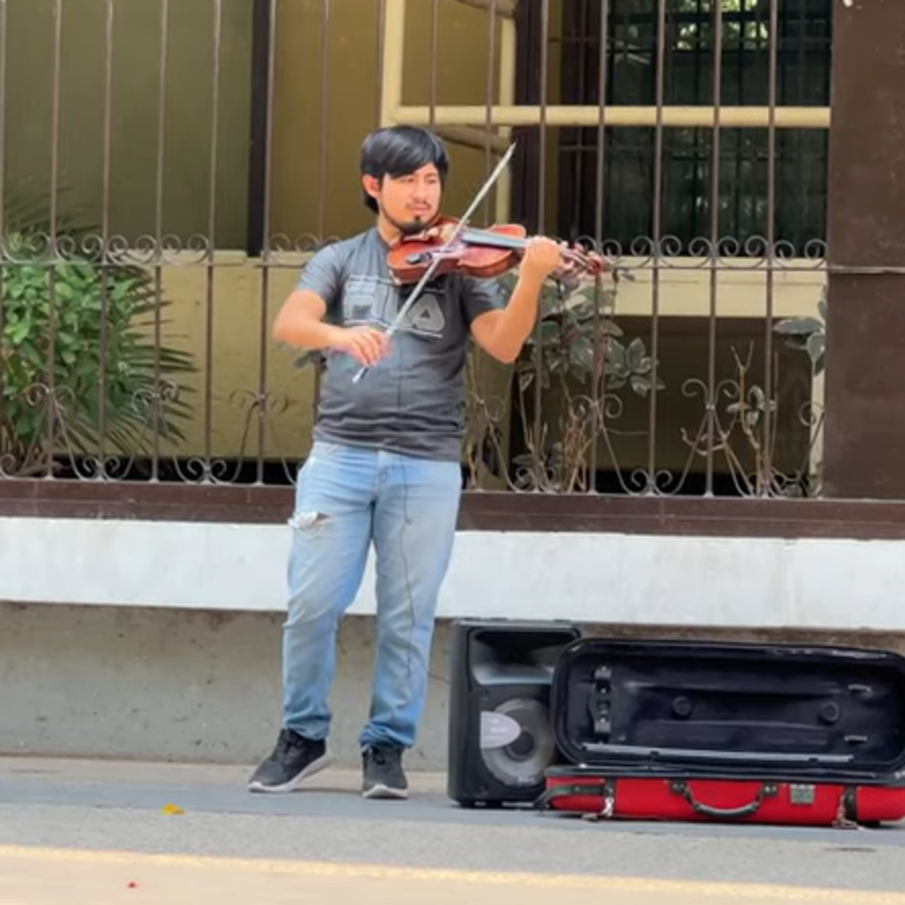 Violinista deleita con su talento a transeúntes de Tuxtla episode artwork