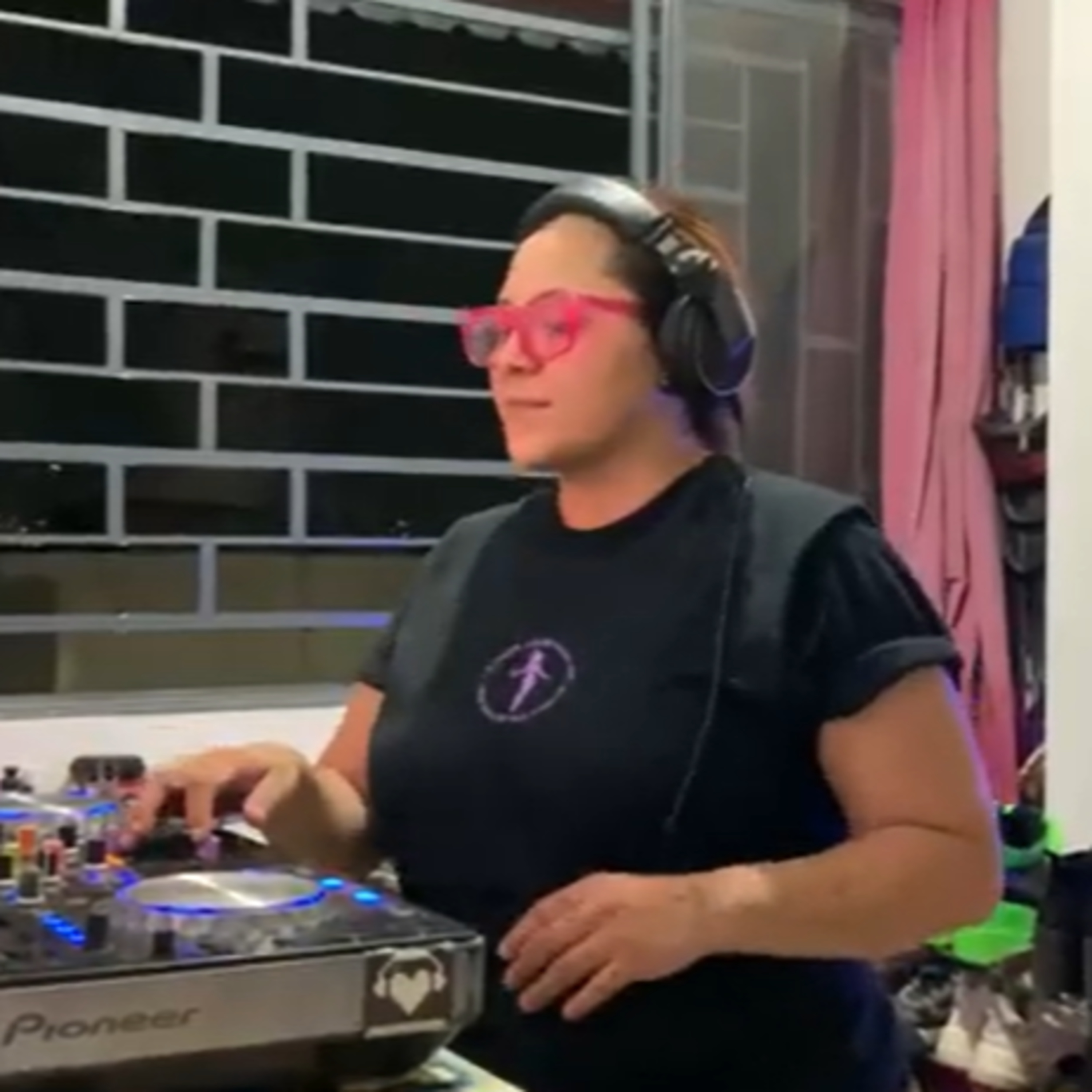 ¿Conoces a la mamá DJ que lidera el empoderamiento femenino? episode artwork