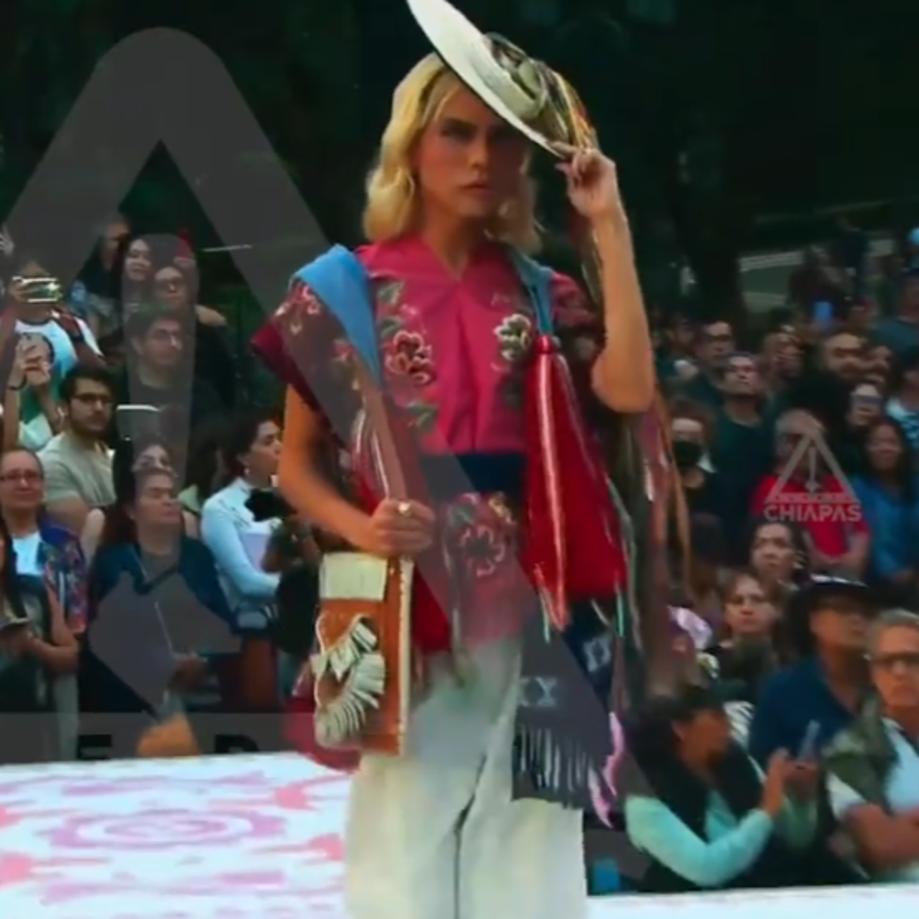 Indignación en Zinacantán: Mujer usa traje tradicional de hombre y desata polémica episode artwork