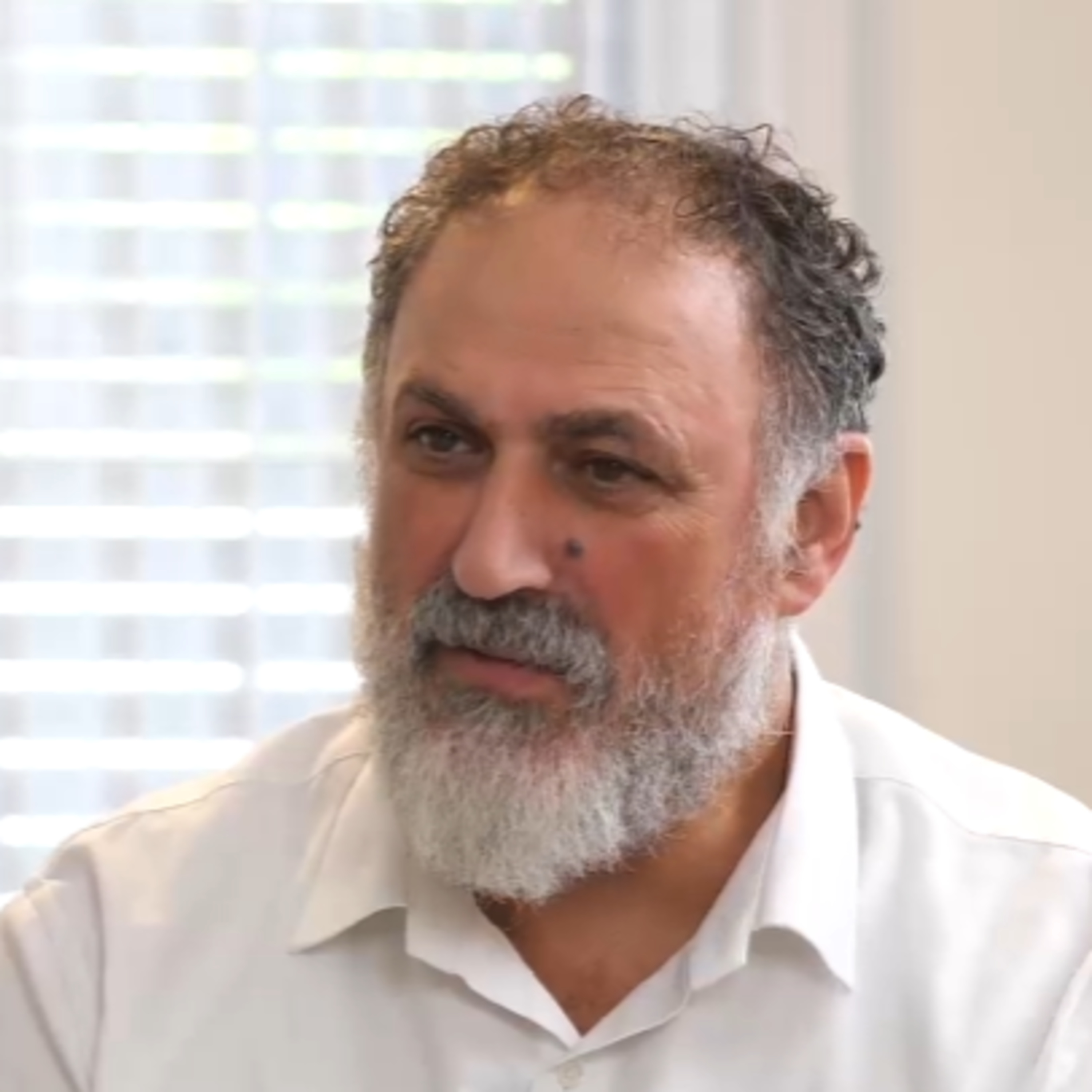"אתה הורס את הריאיון. למה אתה לא צוחק?": גולן ויעקב חמו במפגש מלא הומור episode artwork