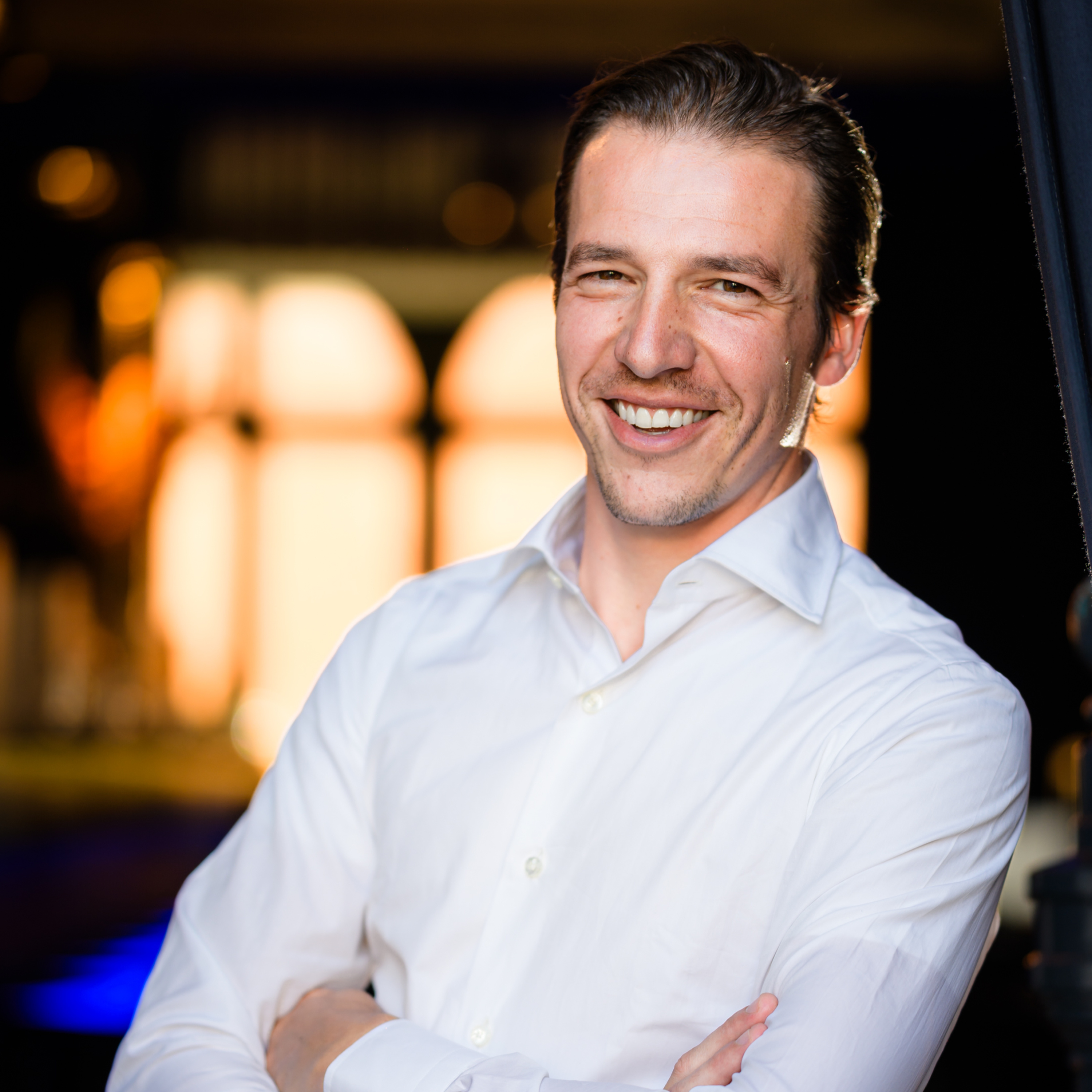 Maître-Sommelier Sven Heijkoop van restaurant Sense vertelt over champagne en hoe je sommige gasten beter niét alle wijnen en gerechten uitlegt | S10E01 episode artwork