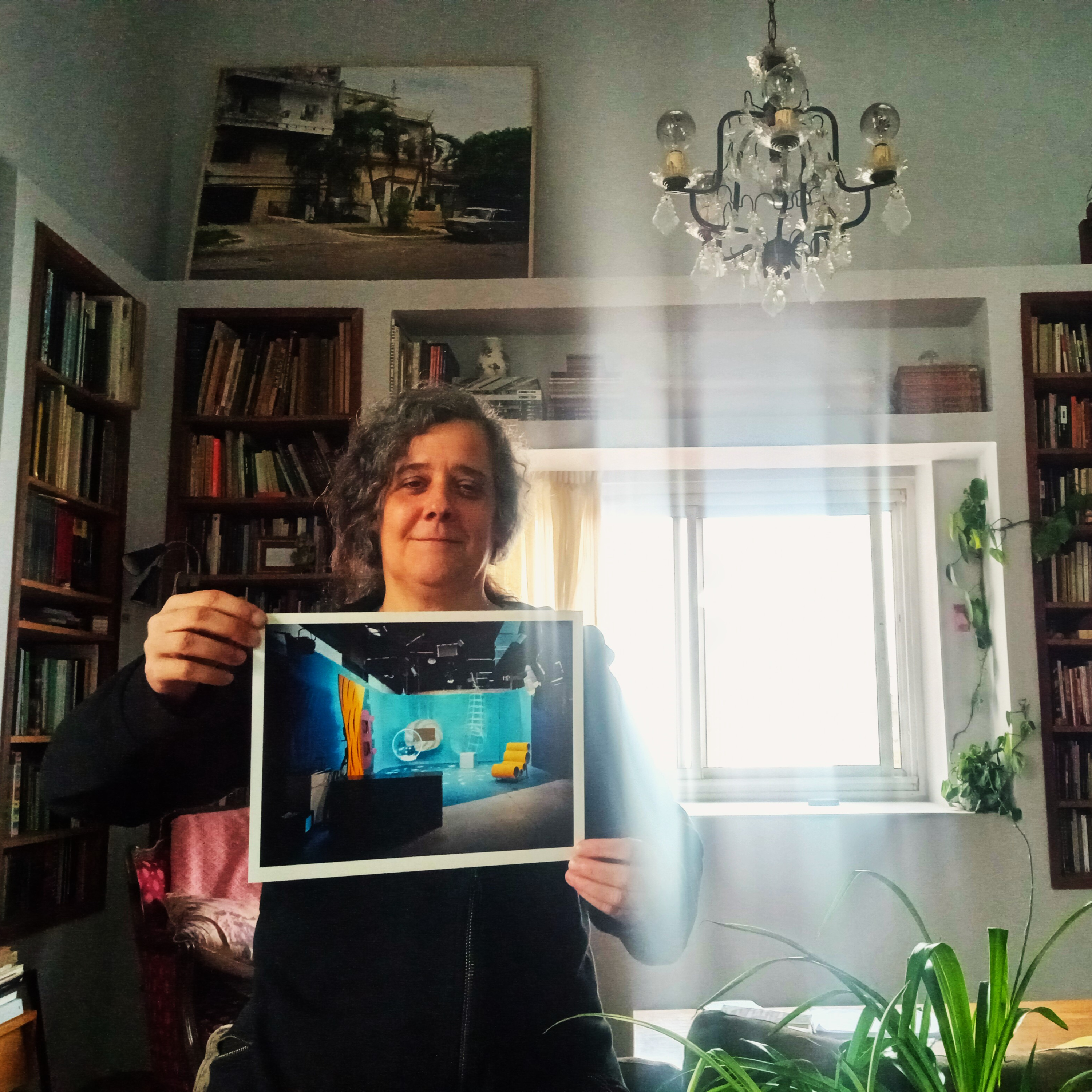 Historia de una fotografía: La escenografía de "Kito Pizzas" y el arte de Alejandra Urresti.