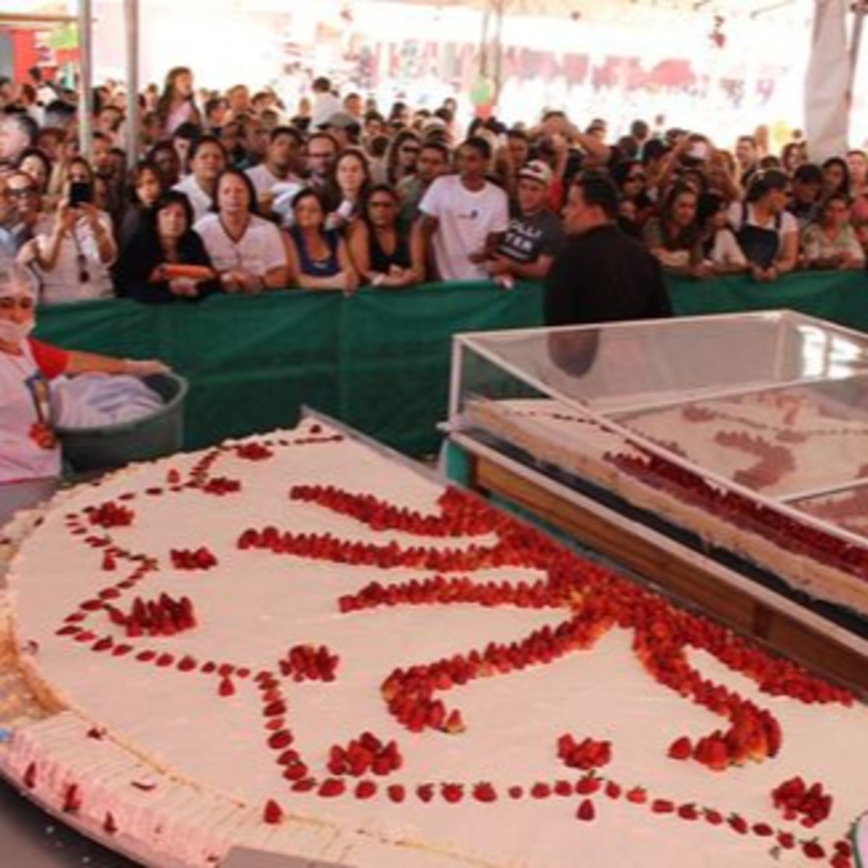 Festa do Morango, teatro na Ufes e exposição do Egito são destaques do final de semana