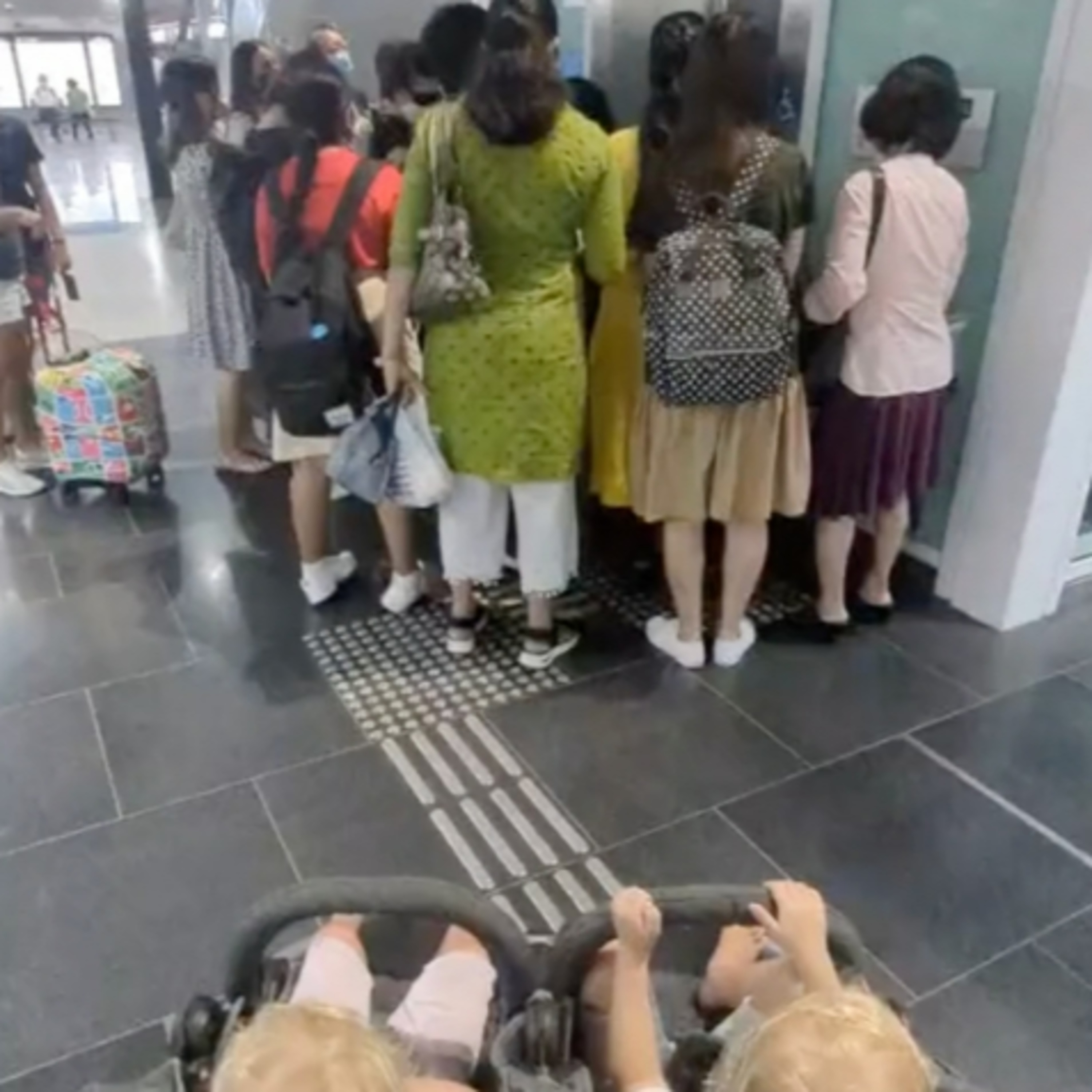 S3E121: Patut Ke Kita Give Way Untuk Orang Yang Ada Stroller? episode artwork