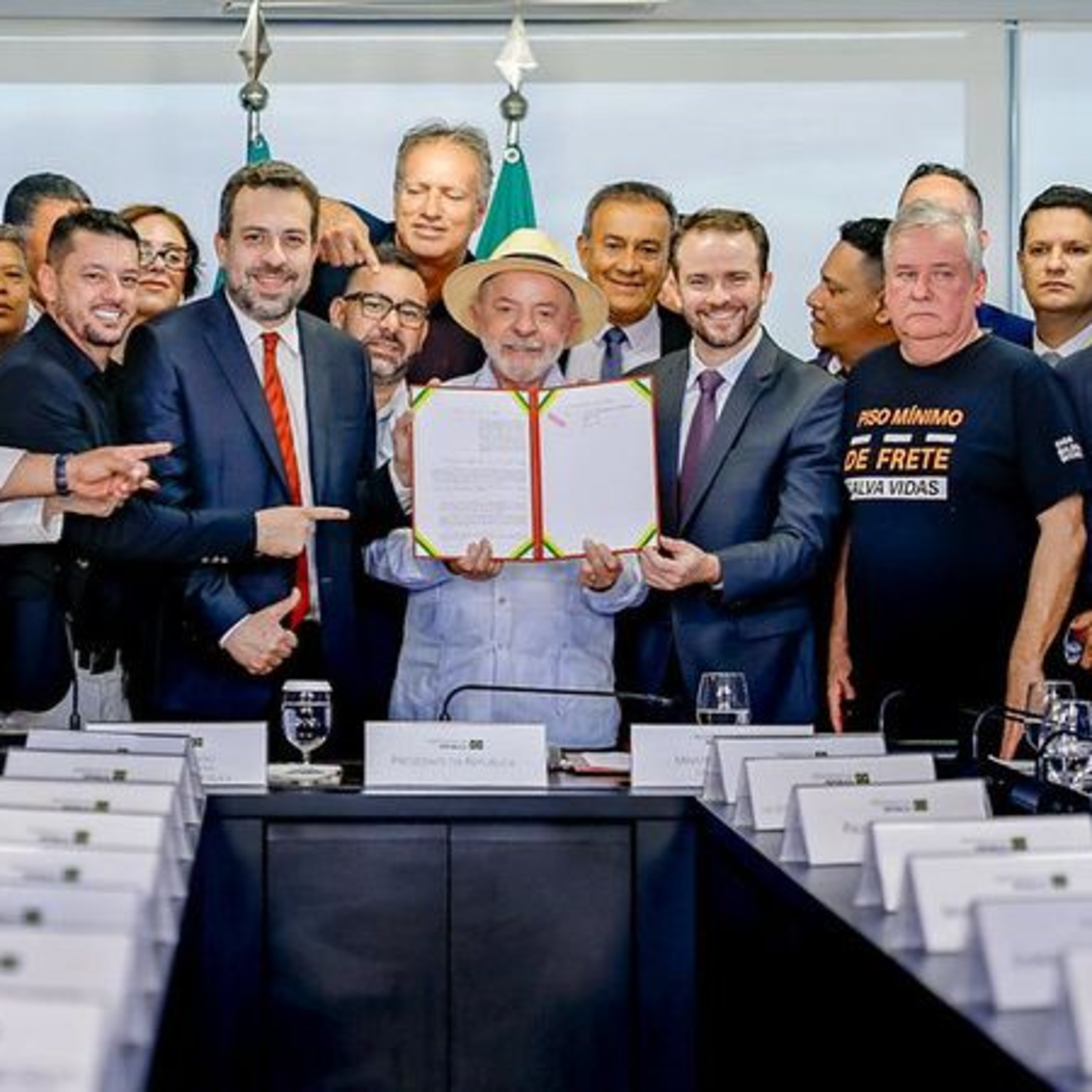 🎙️DISCURSO | Presidente Lula sanciona lei que estabelece novas regras para o frete rodoviário - 06-08-26 episode artwork