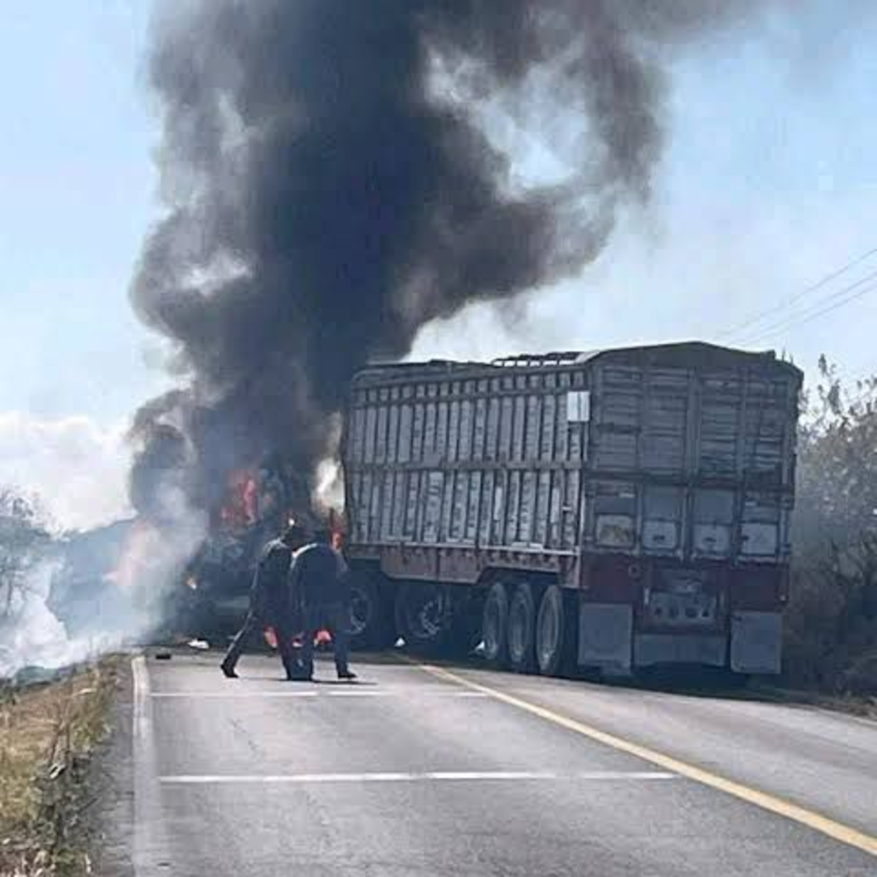Enfrentamiento en Tecomán, Colima deja bloqueo de autopista, camiones incendiados, clases suspendidas, policías malheridos y la detención de un norteamericano. episode artwork
