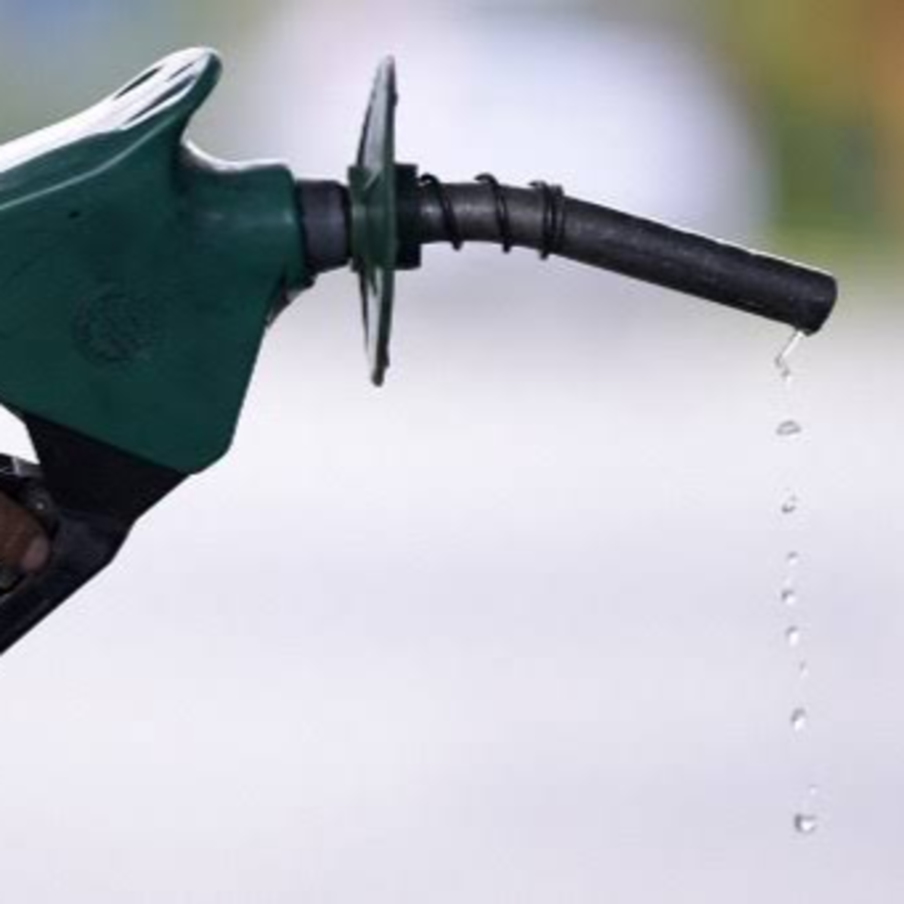 Escasez de combustible en Colima, marejadas no permiten atraque de buques señala pemex,algunos señalan falta de dinero para compra de combustible episode artwork