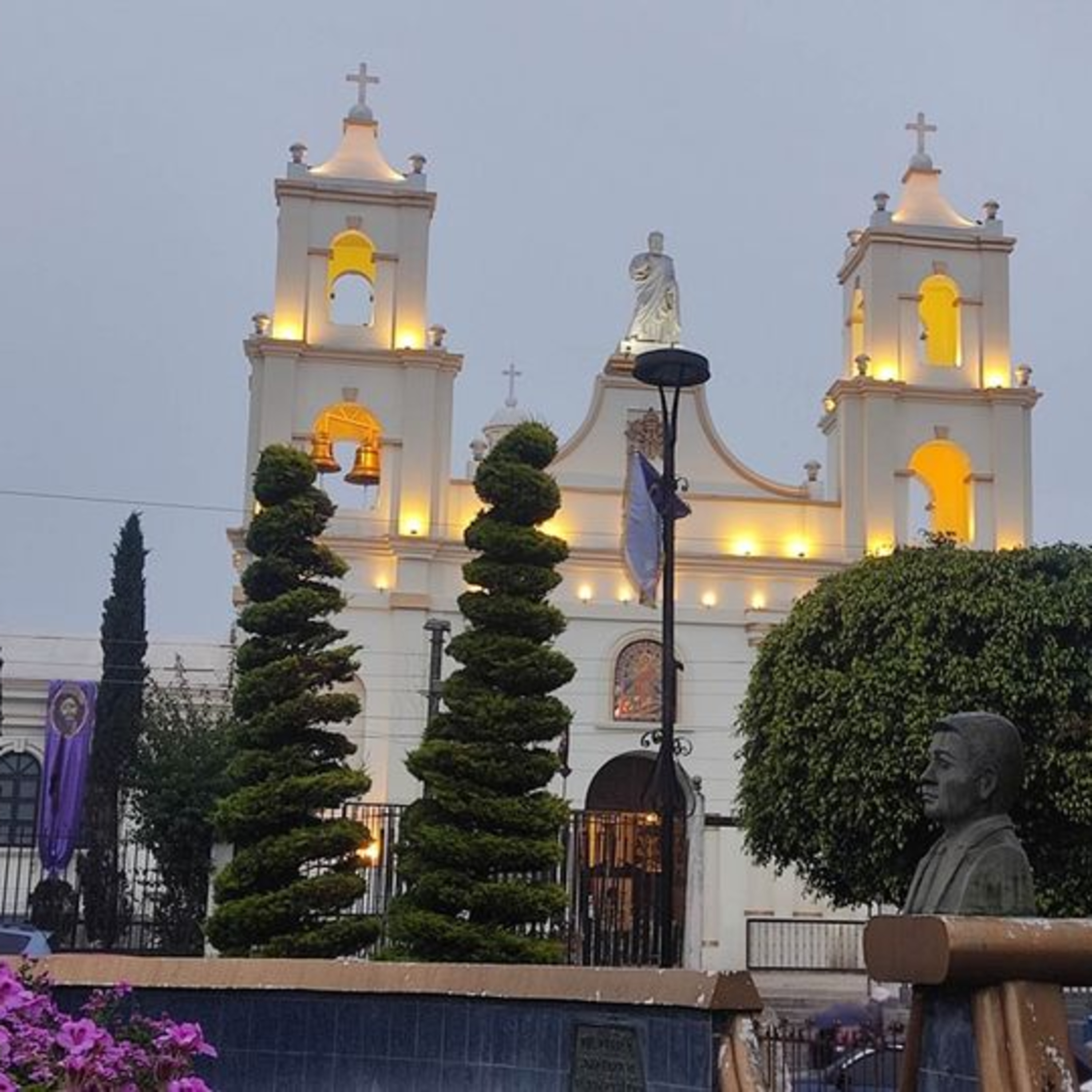 En la iglesia católica de san Pedro Sacatepéquez se preparan con actividades para la Semana Santa episode artwork