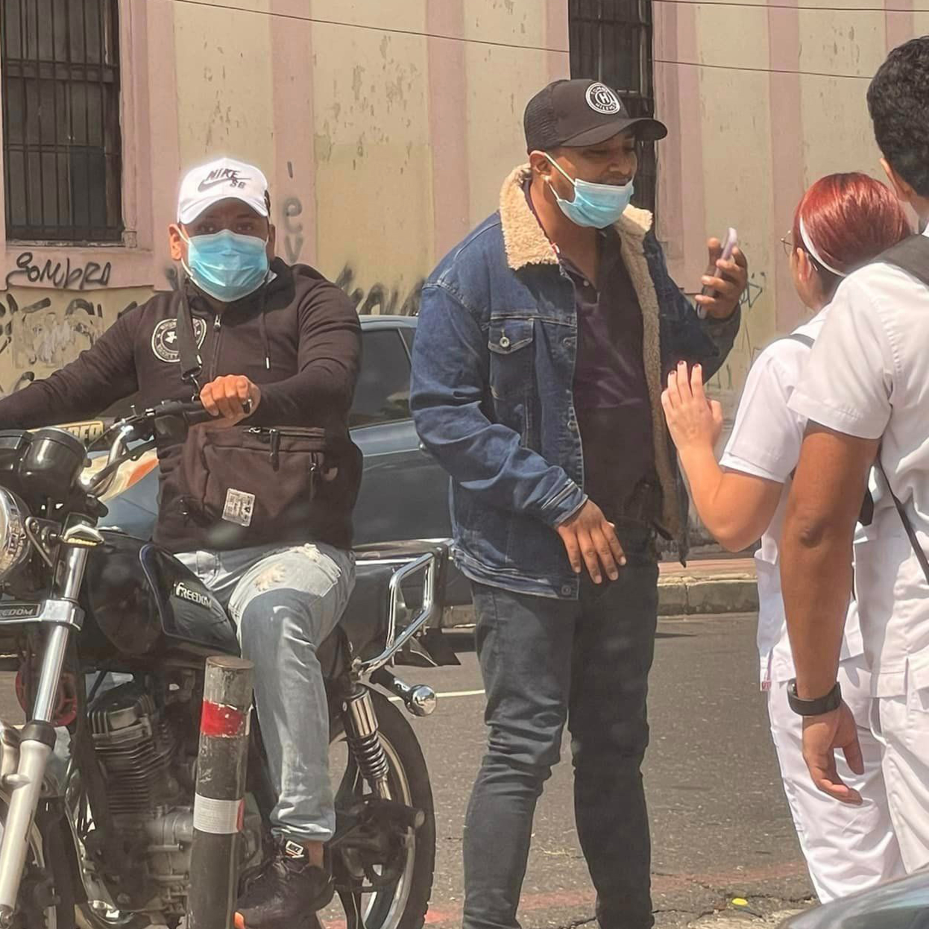 Motoladrones asaltan a estudiantes de Odontología en zona 1 de la Ciudad Capital. Según el testimonio de otra estudiante, los asaltantes apuntaron con pistola a la cabeza de tres de sus compañeros. episode artwork