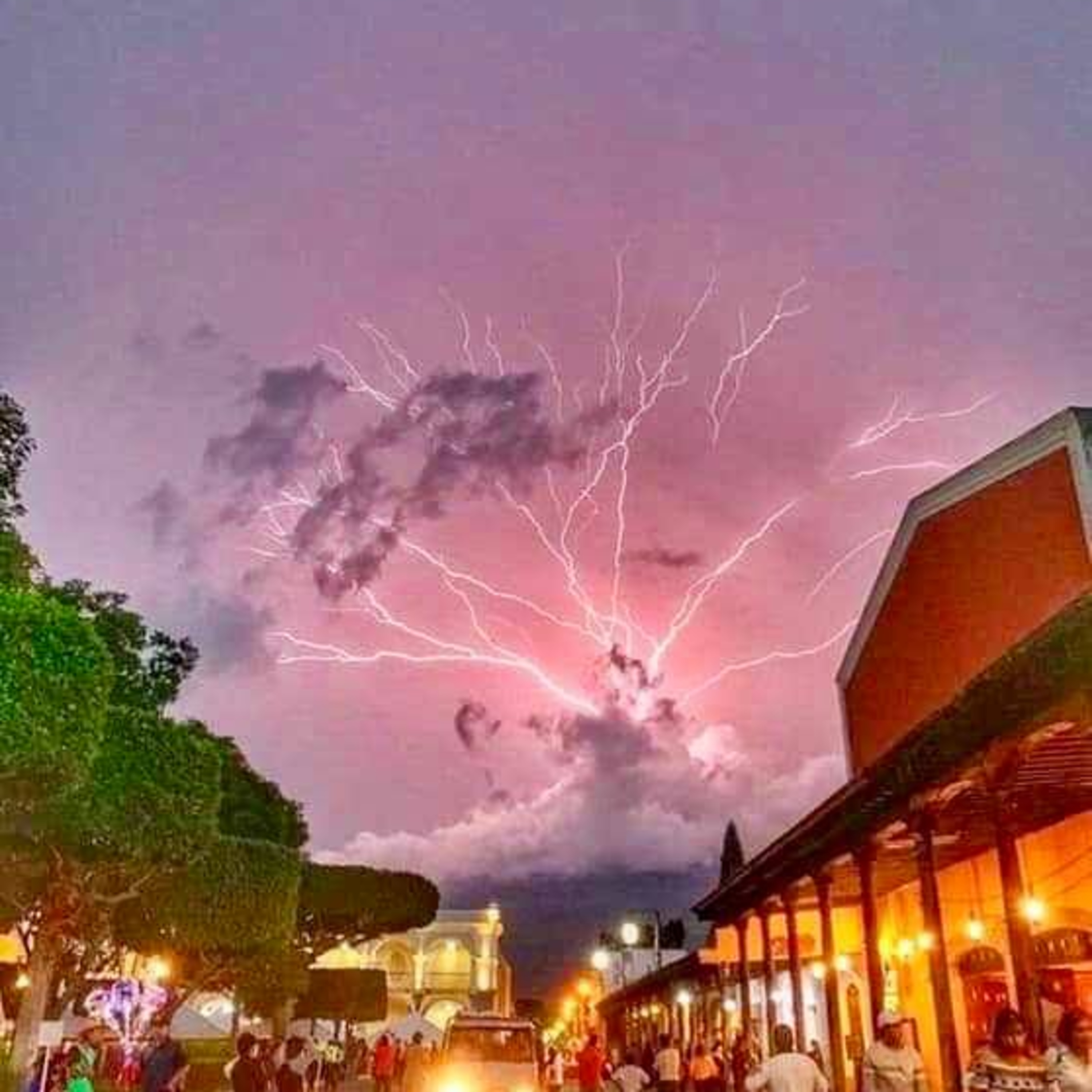 Impactante relámpago sorprendió a pobladores de la Antigua Guatemala. episode artwork