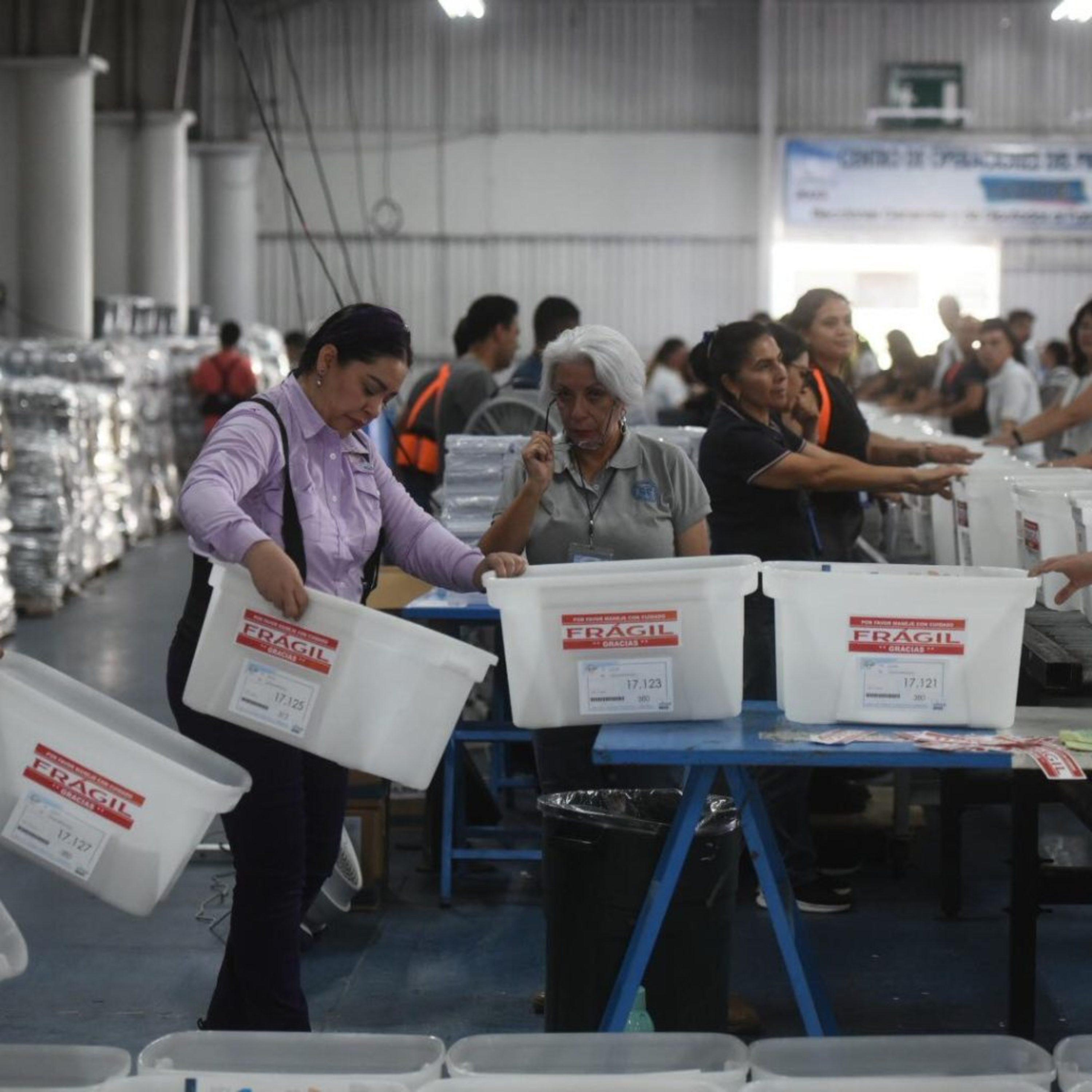 Se ha avanzado en un 70% del embalaje y traslado de cajas electorales a distintos departamentos del país. episode artwork