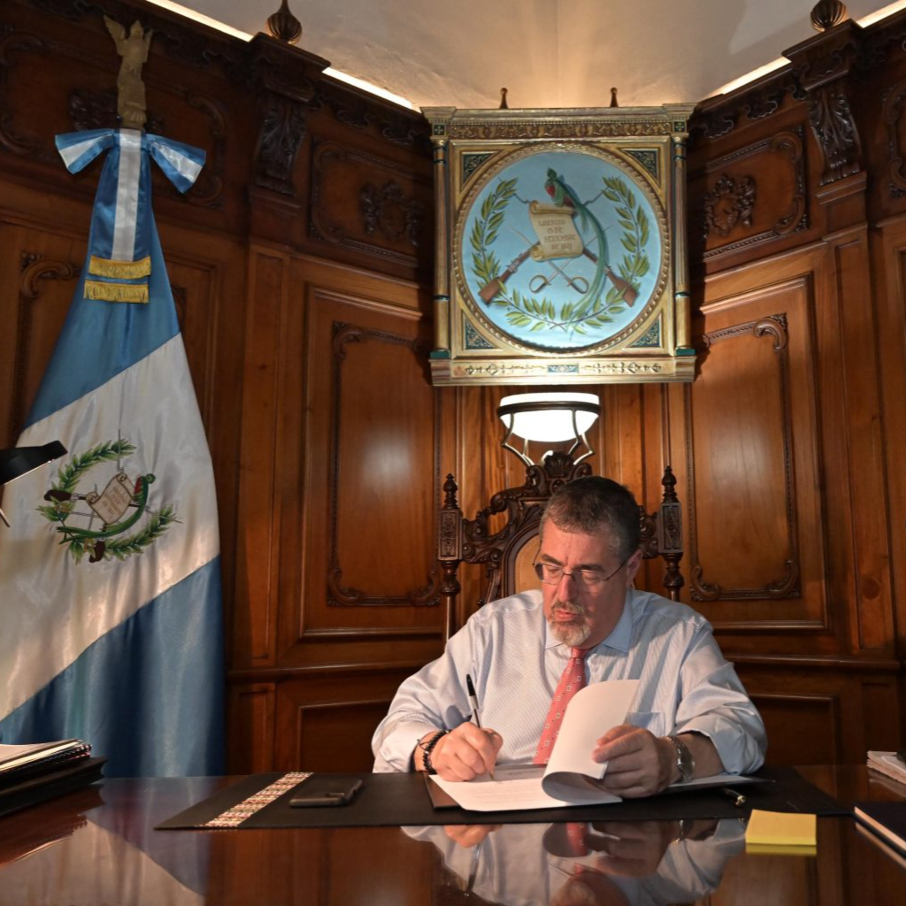 El Presidente Bernardo Arévalo deroga acuerdo creado por Giammattei para proteger a exministros episode artwork