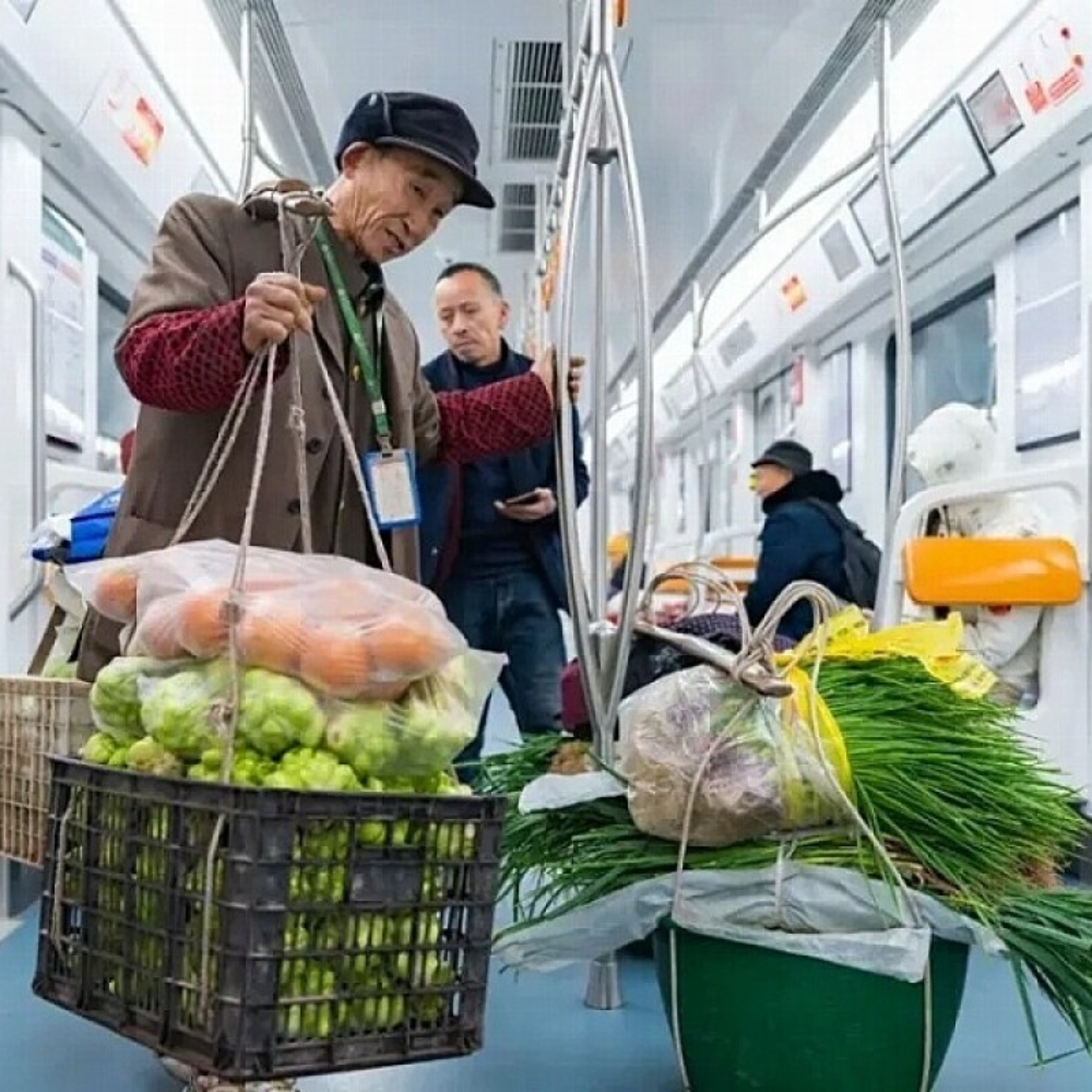 野菜を入れた竹籠を担いで乗ることができる重慶の地下鉄、方言による車内放送開始へ episode artwork