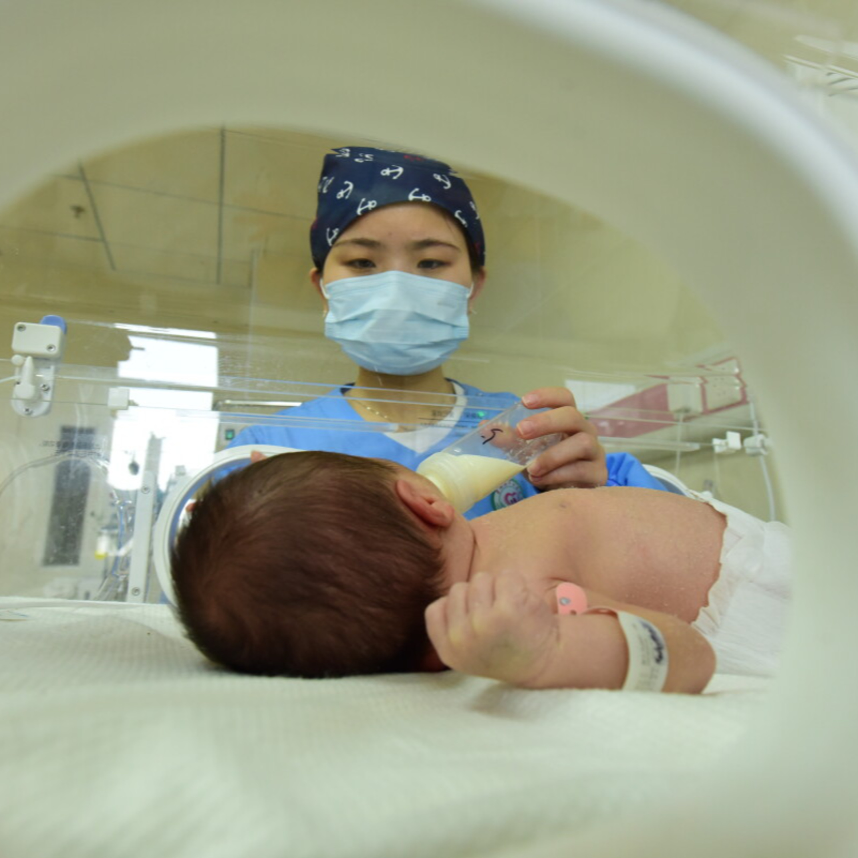 満3歳までの乳幼児対象に年間約7．4万円の育児補助金支給、背後にある理由とは？ episode artwork