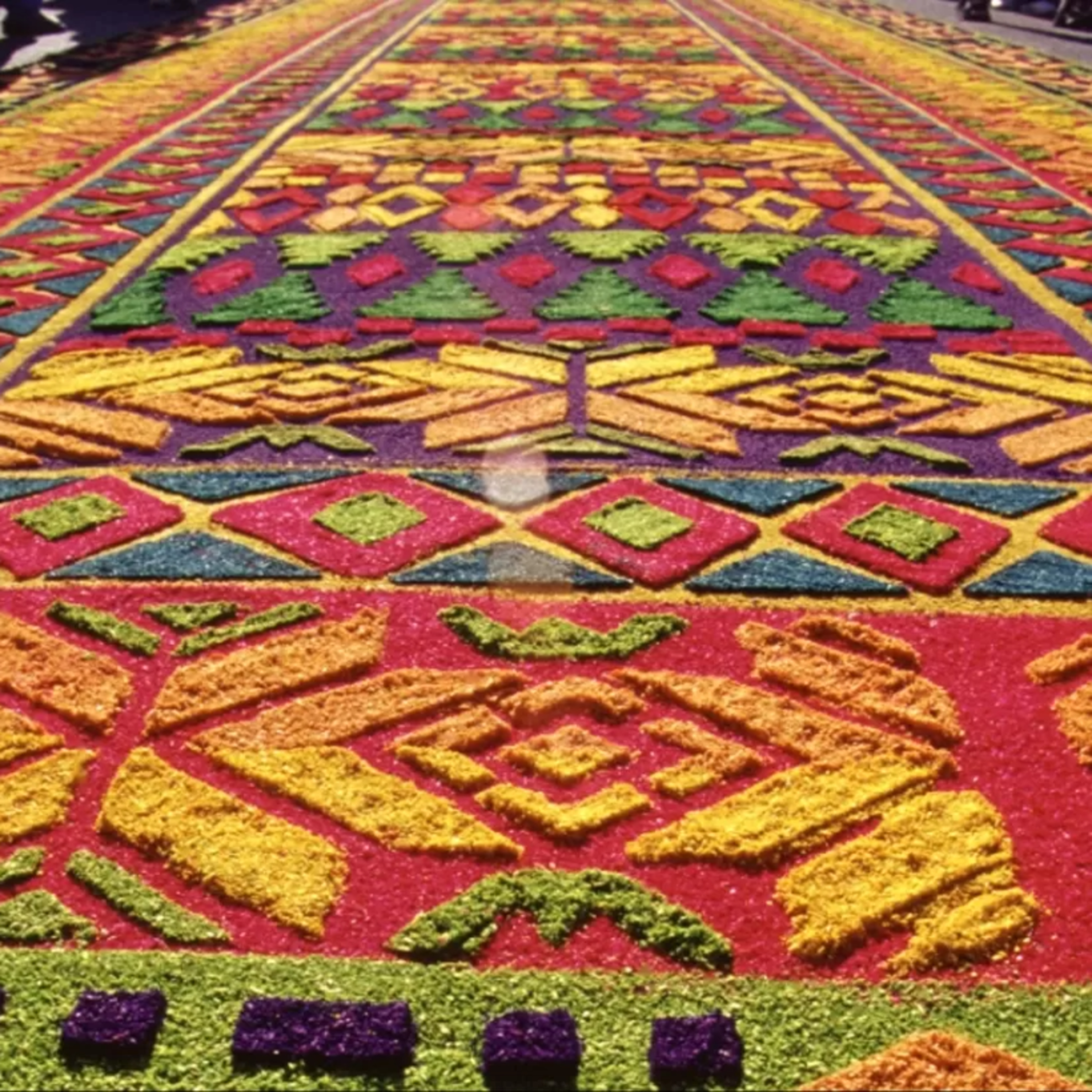 Elaboración de alfombras en Quiché.  episode artwork