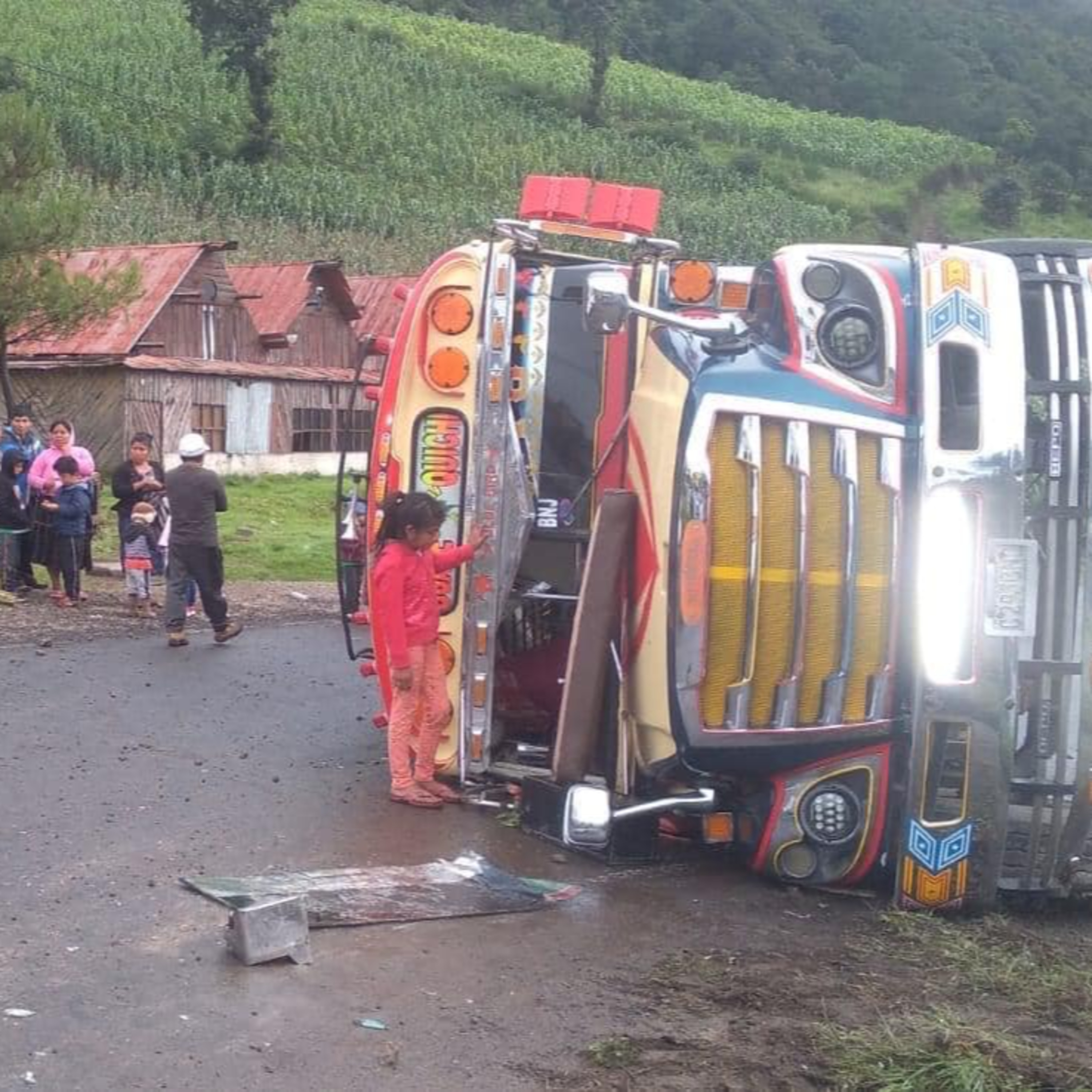 Bus vuelca en carretera. episode artwork