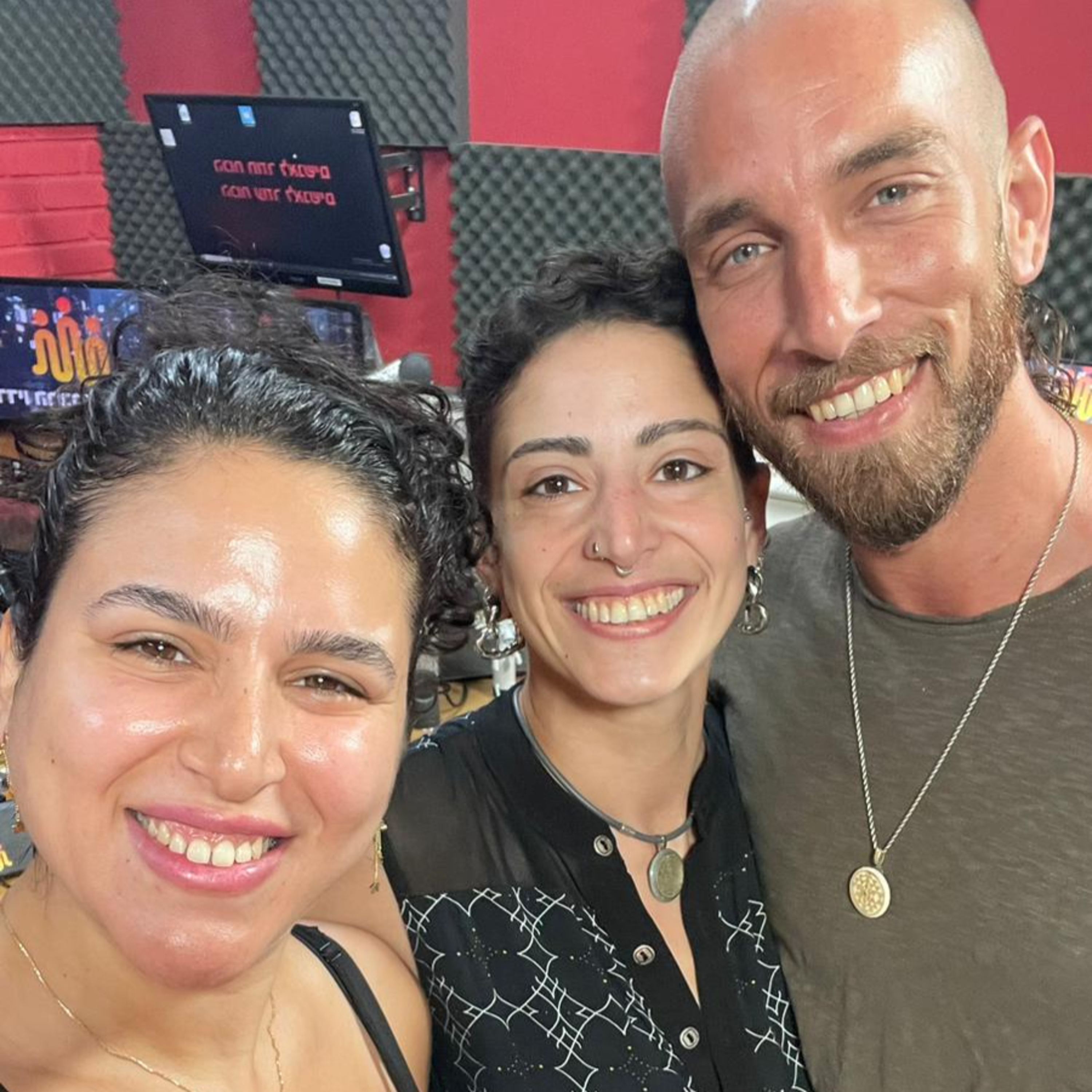  פרק 41- איך לפתח חמלה ע"י דמויות בזוגיות עם שירה זיו ועידן שניר episode artwork