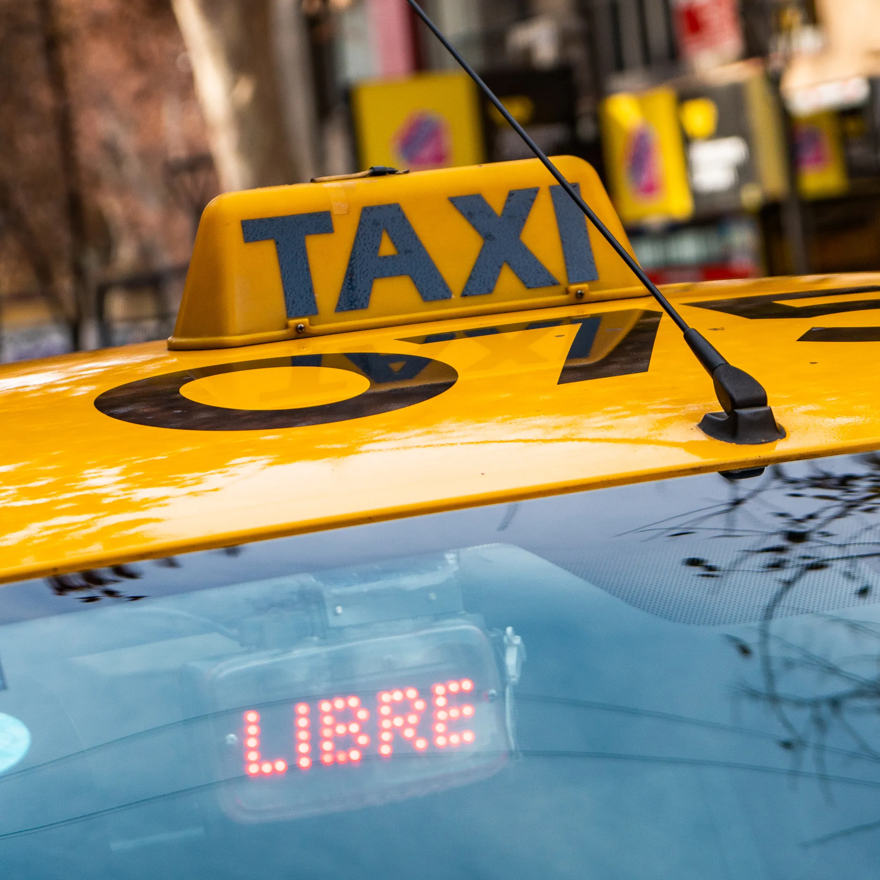 Los nuevos taxis serán blancos y negros - Hector Canizzo episode artwork