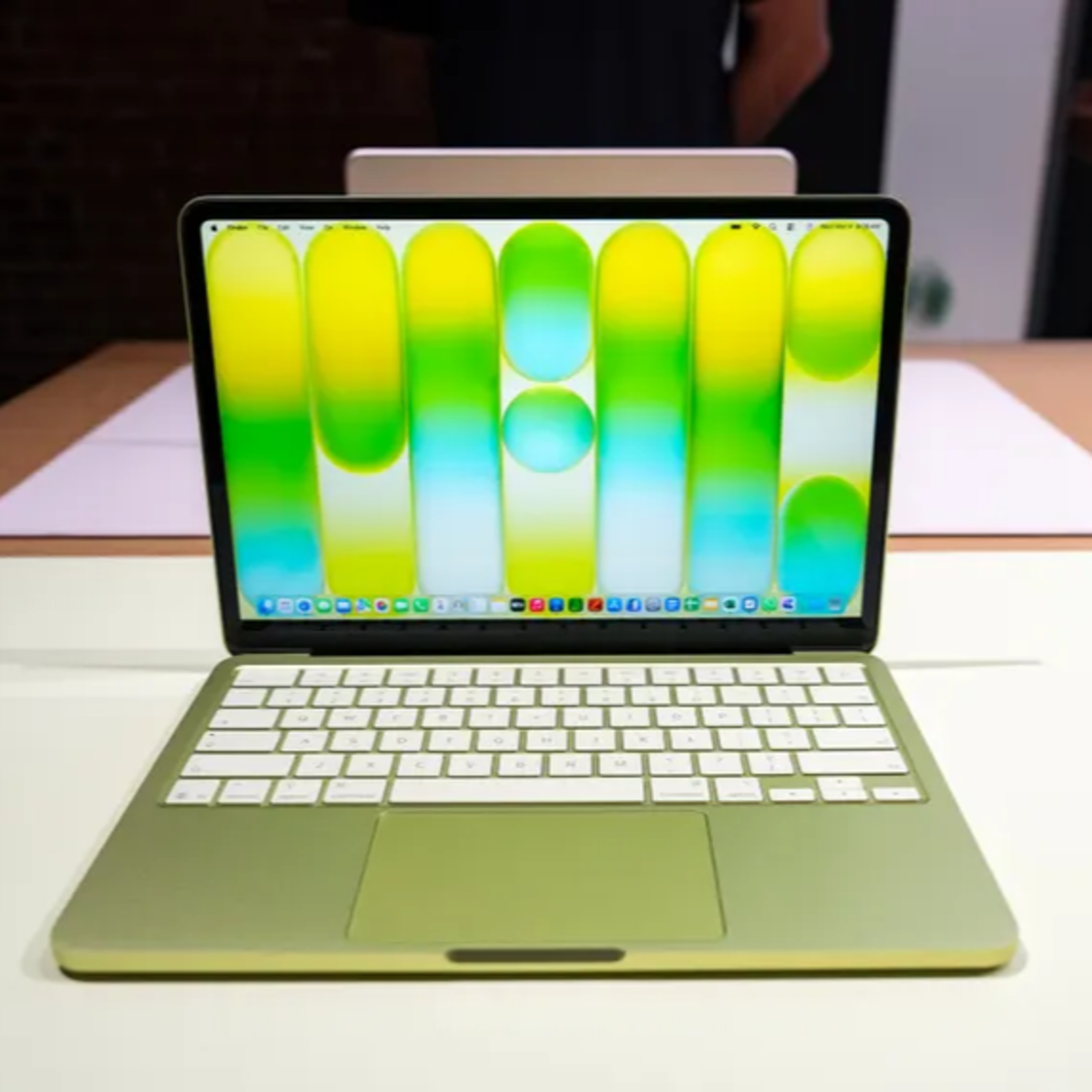  Claudio Barros – La MacBook “económica” de Apple y la polémica de Anthropic episode artwork